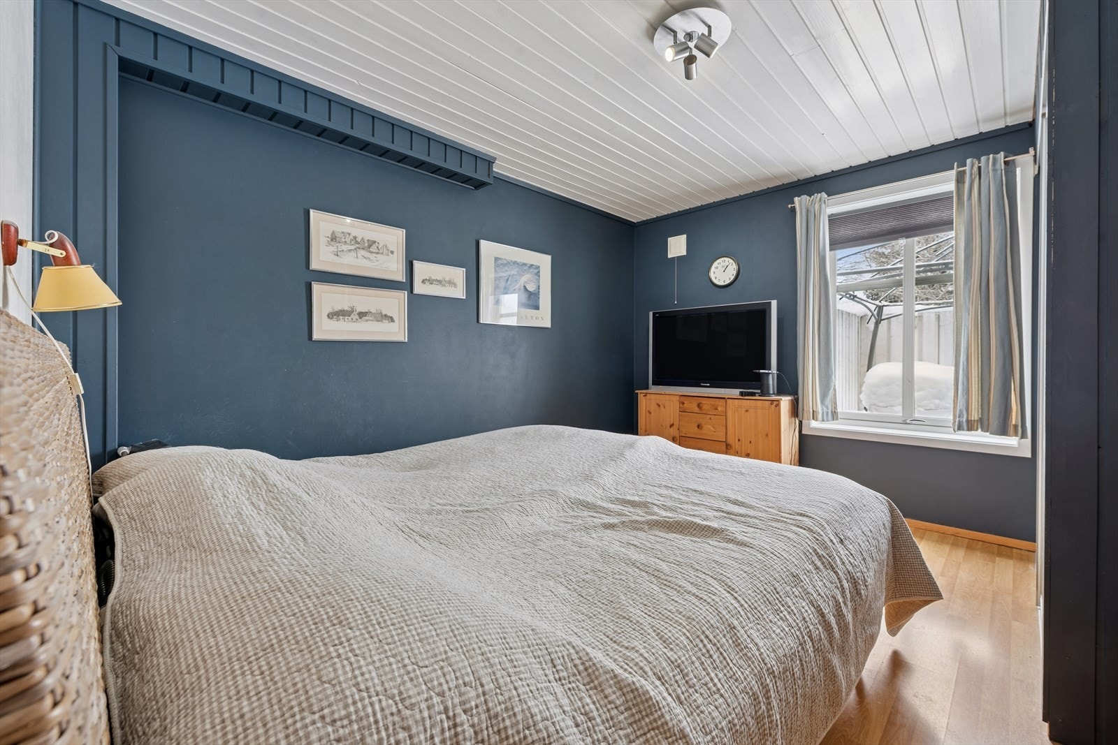 Soverommet i utleiedelen er romslig og har plass til dobbeltseng. Galleribilde