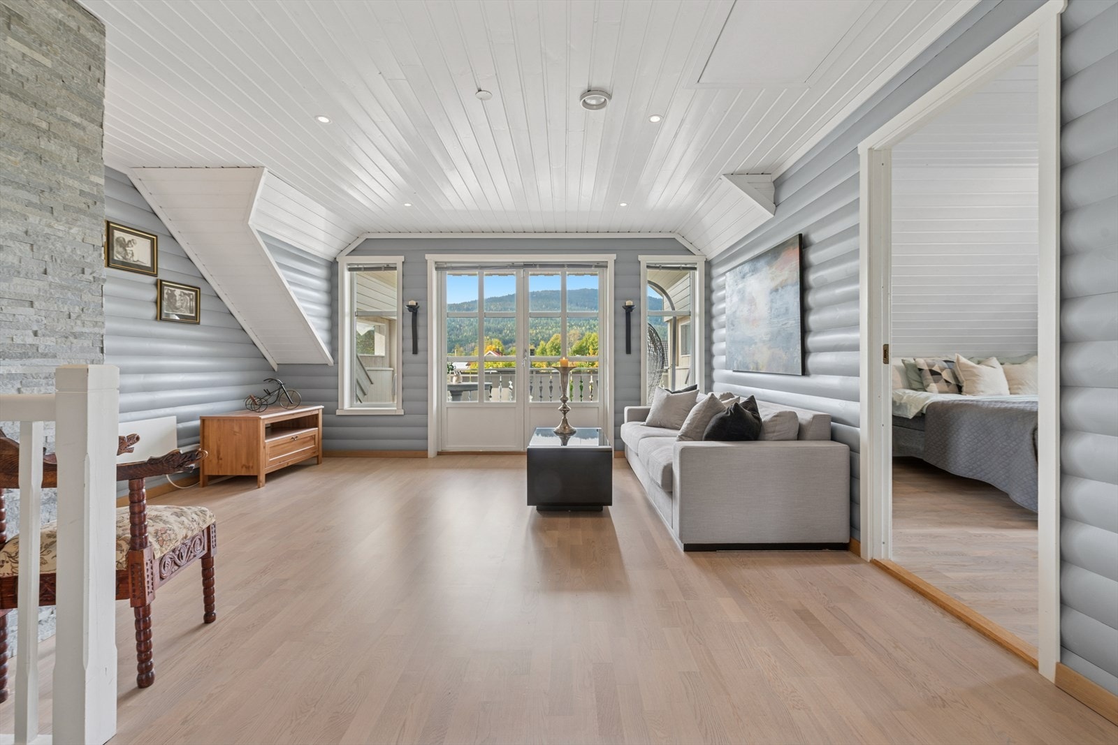 Loftstuen gir et ekstra oppholds areal når barna/ ungdommen har besøk, eller som eget sted du kan trekke deg tilbake i roligere omgivelser. Galleribilde