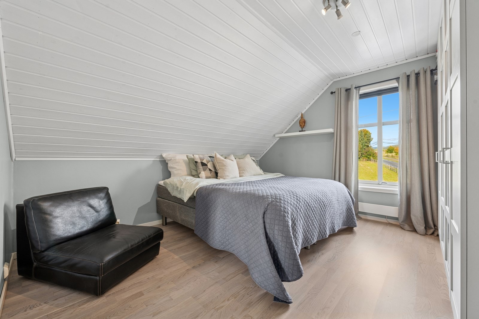 Soverommene har plass til både seng, tilpasset garderobeløsninger og andre ønskelig småmøbler. Galleribilde