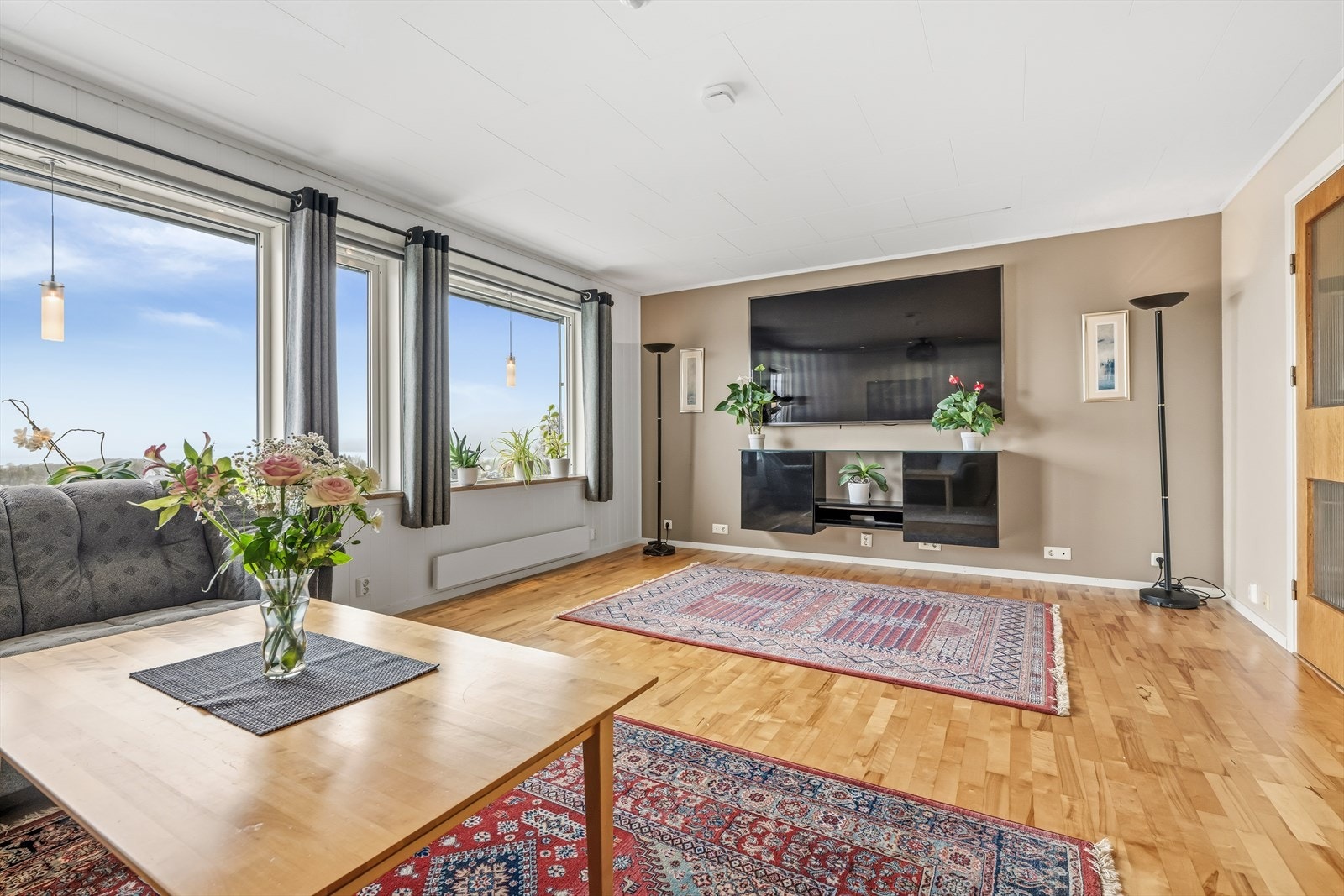 Rommet har god plass til både en romslig sofagruppe og mediamøbler. Galleribilde