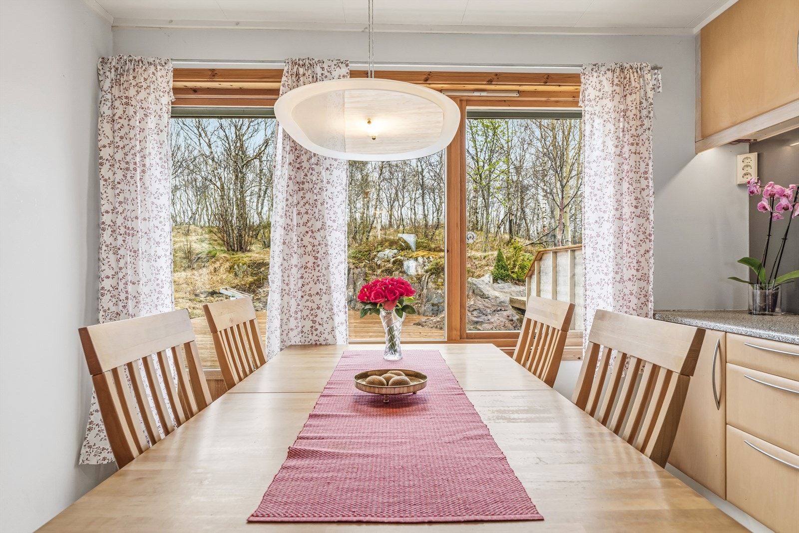Fra kjøkkenet er det utgang til en romslig terrasse på ca. 27 m², som forlenger oppholdsarealet på varme dager. Terrassen gir god plass til utemøbler, grill og sosiale sammenkomster, samt lek for de minste. Galleribilde