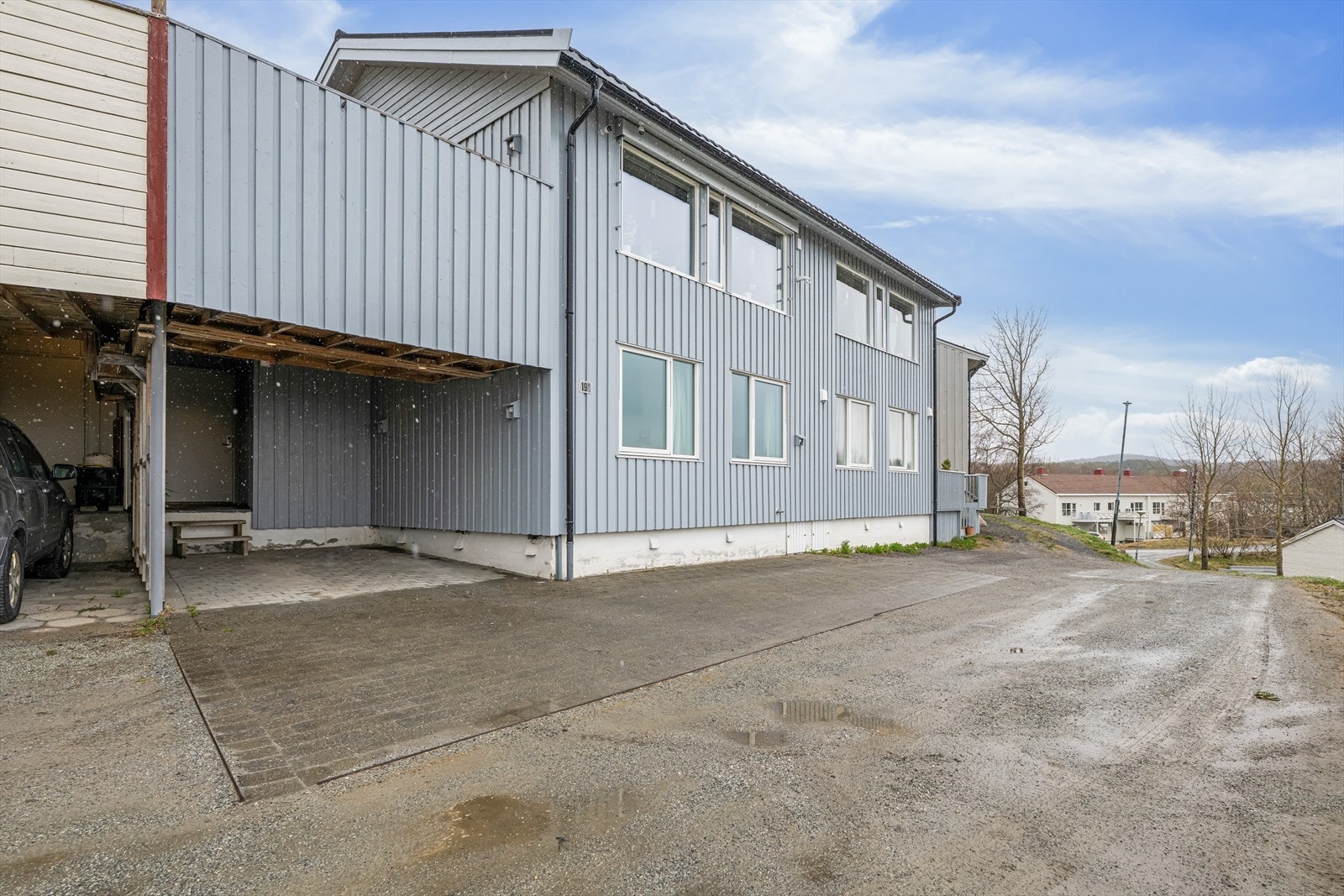 Praktisk carport ved inngangen sørger for tørr adkomst. Her finner du også en utebod på 6 m² for ekstra lagring. Galleribilde