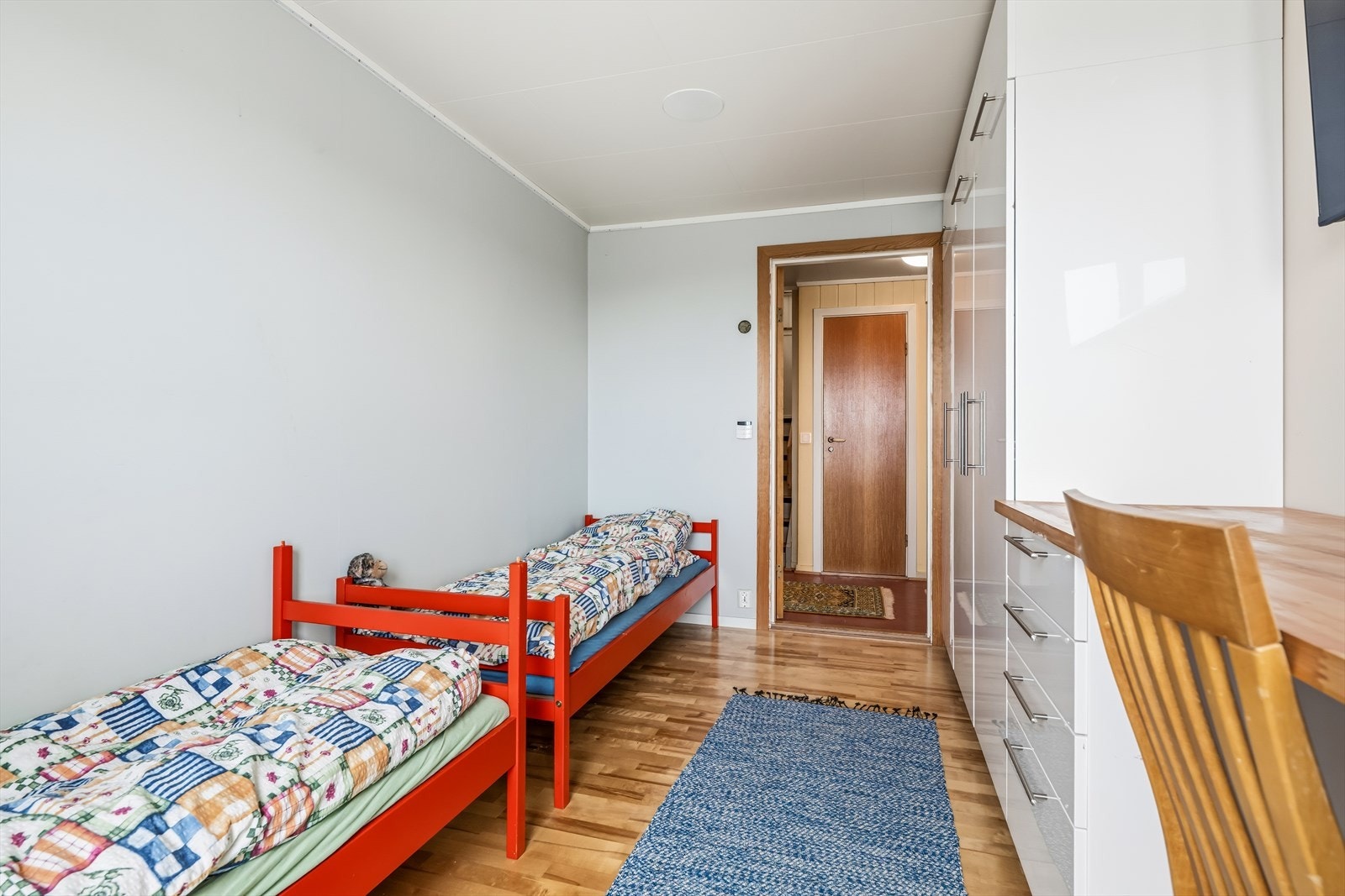 Rommet har god plass til seng og garderobeløsning. Galleribilde