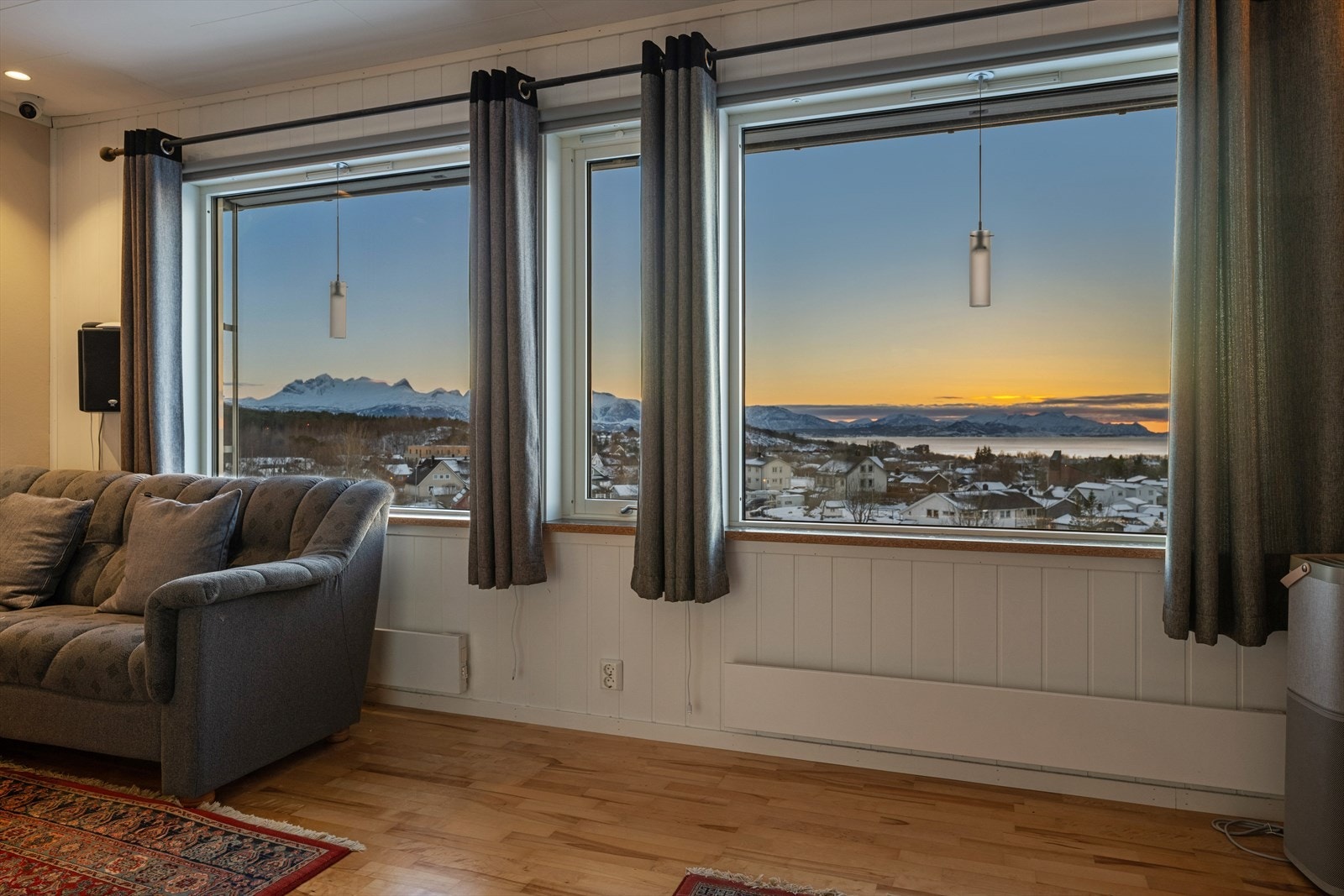 Den nydelige utsikten er en naturlig og viktig del av stueopplevelsen, og gir rommet en helt egen karakter. Store vindusflater slipper omgivelsene inn og lar lyset, fargene og årstidene sette sitt preg på rommet gjennom hele dagen. Galleribilde