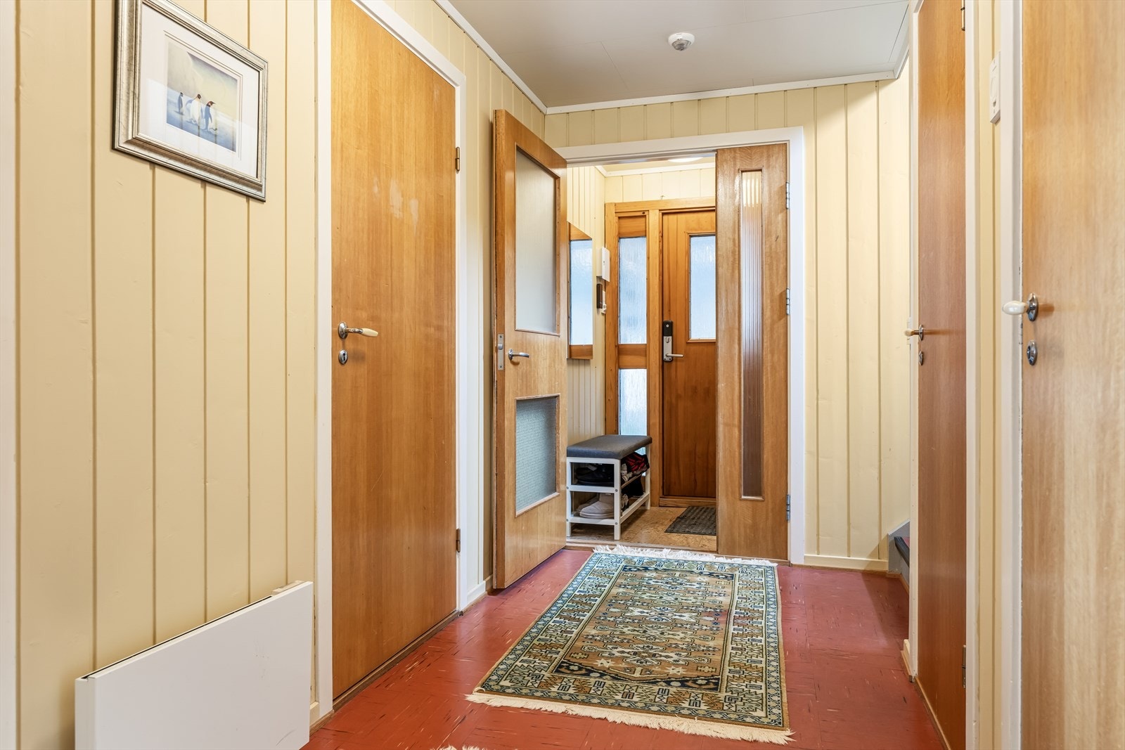 Velkommen inn. Entréen i underetasjen har adkomst direkte fra carporten. Galleribilde