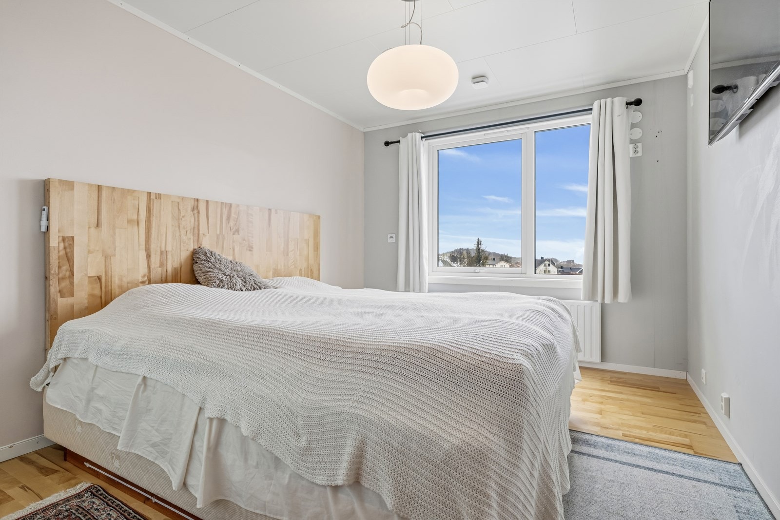 Hovedsoverommet har plass til dobbeltseng og fin utsikt. Galleribilde