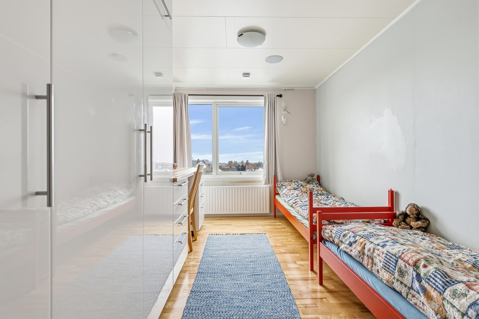 Det andre soverommet ligger også i underetasjen og egner seg godt som barnerom, gjesterom eller kontor. Galleribilde