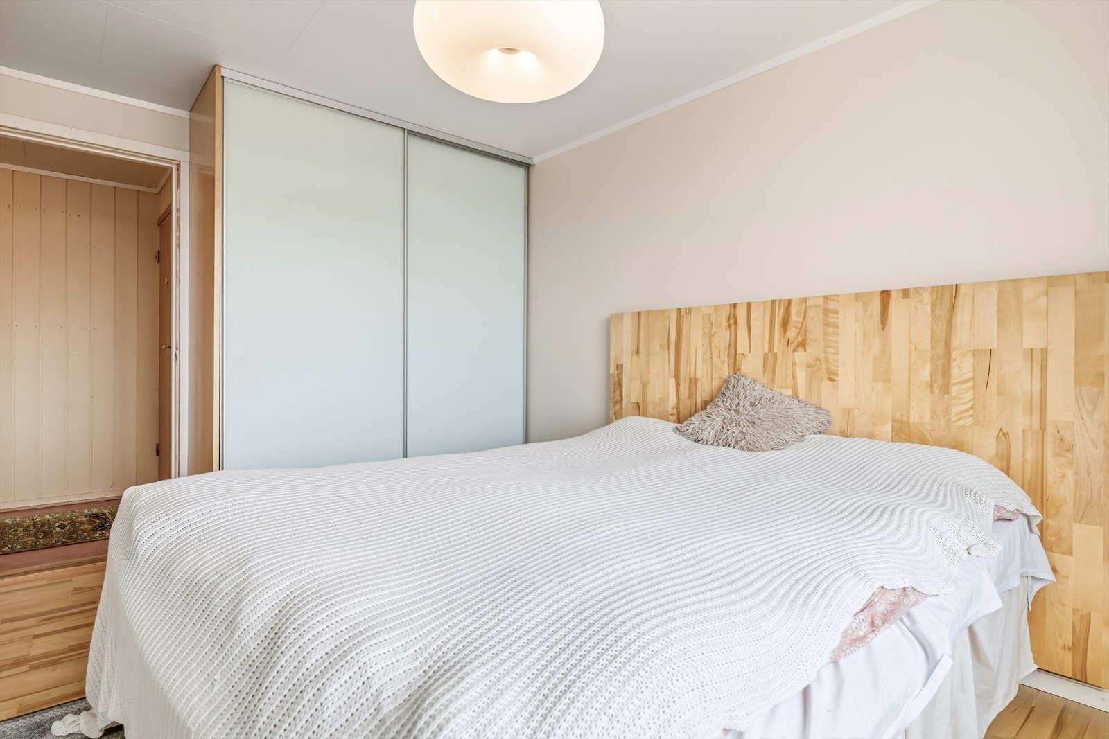 En praktisk skyvedørsgarderobe gir god oppbevaringsplass. Galleribilde