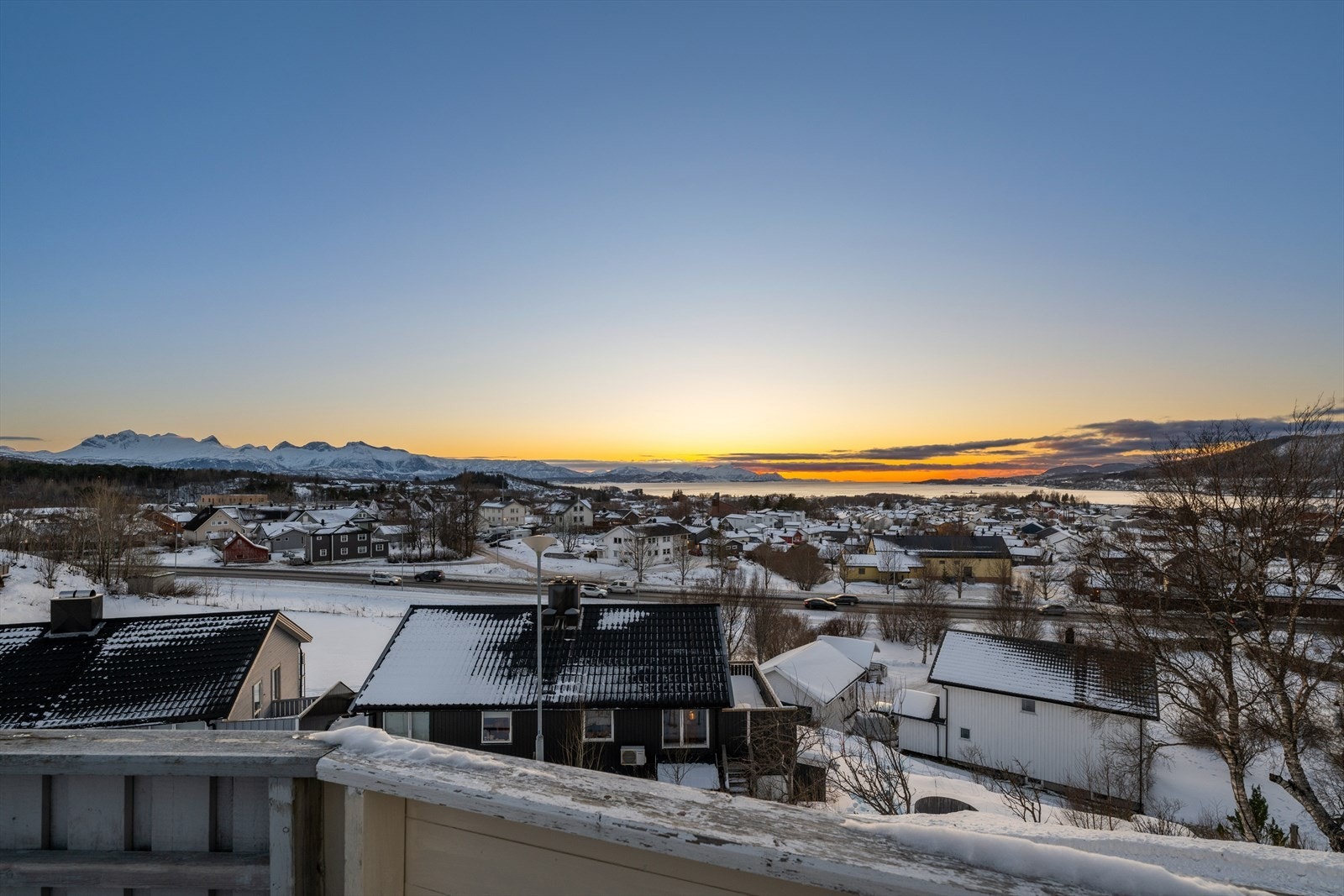 Tverlandet er et etablert og trygt boligområde med kort vei til skoler, barnehager og fritidsaktiviteter som Furuhaugen ballplass. Galleribilde