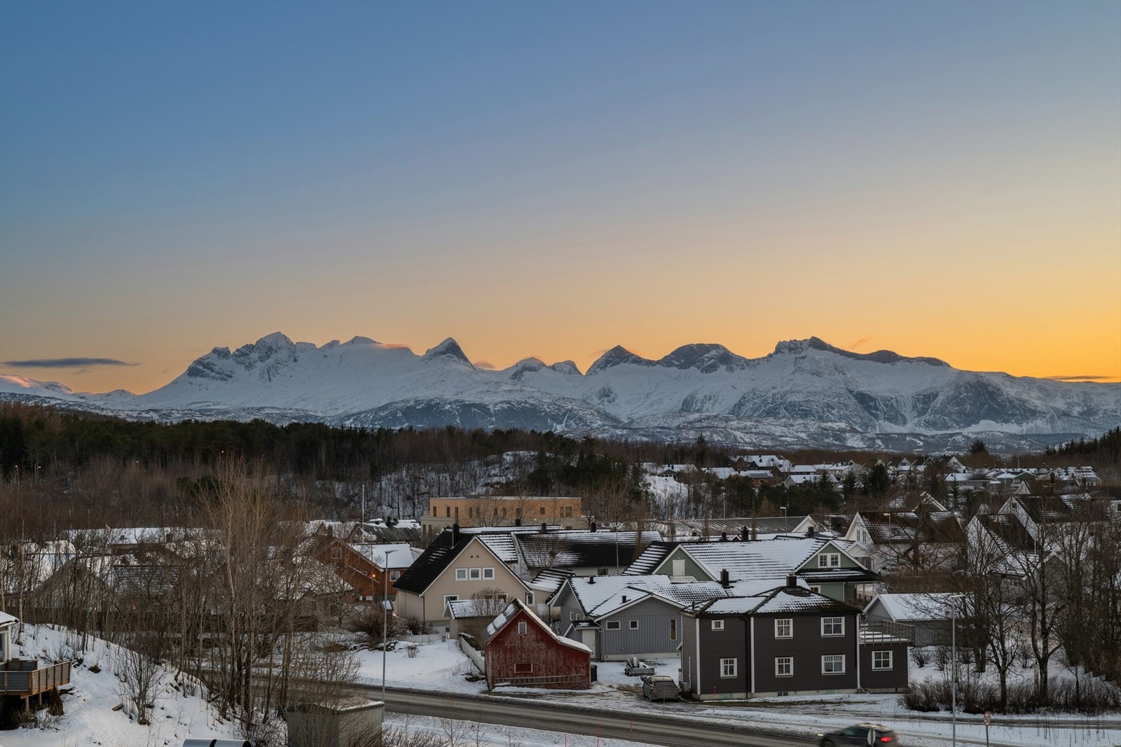 Utsikten mot de karakteristiske Børvasstindan gir boligen en helt spesiell beliggenhetskvalitet. Fjellrekken er et kjent og kjært landemerke i Bodø-regionen, og danner et storslått bakteppe som skaper en sterk naturopplevelse året rundt. Galleribilde