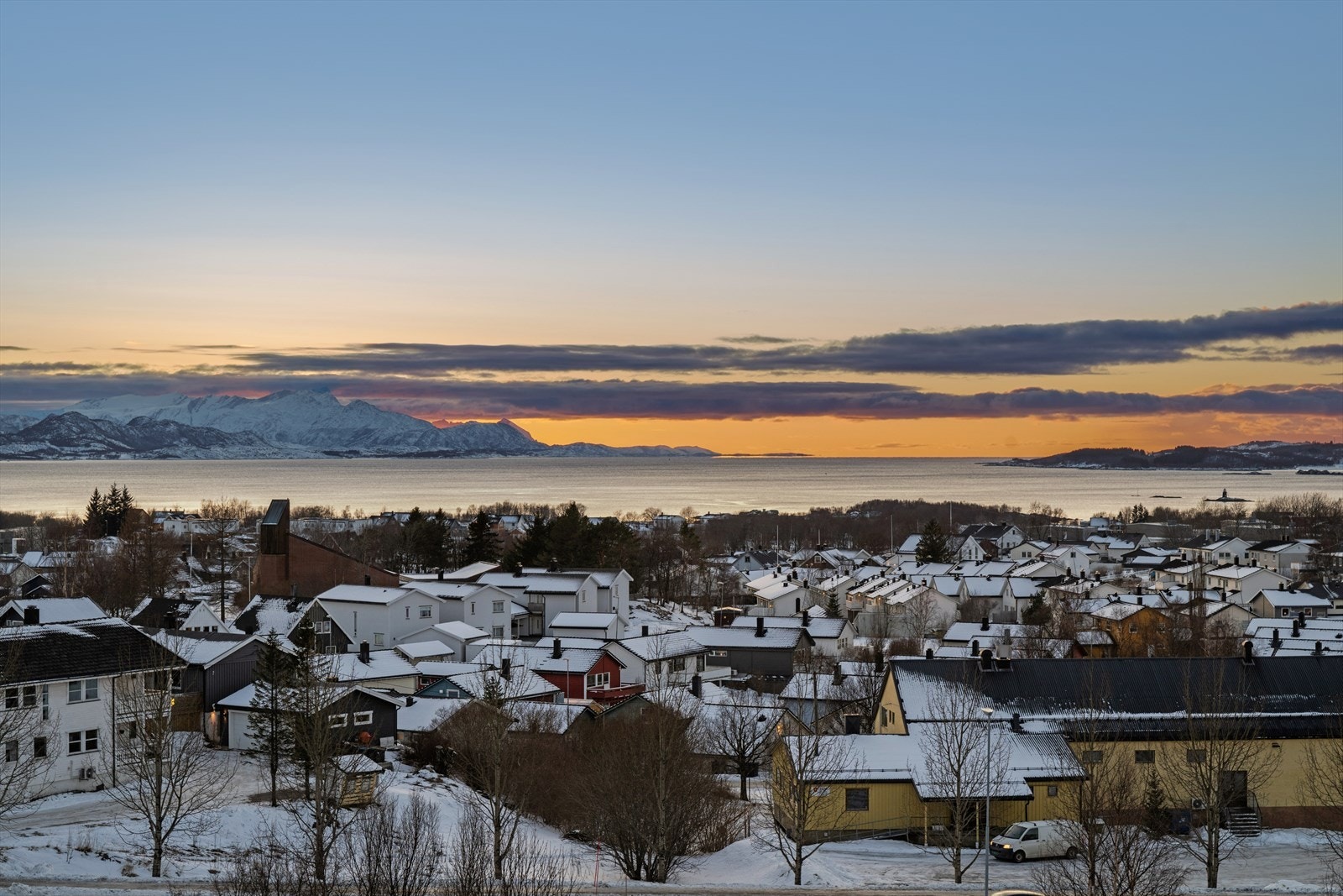 Med Tverlandet stasjon kun rundt 7 minutter unna med bil, ligger forholdene godt til rette for enkel og effektiv pendling. Forbindelsen gir gode reisealternativer og gjør det enkelt å komme seg til Bodø sentrum og øvrige nærområder. Galleribilde