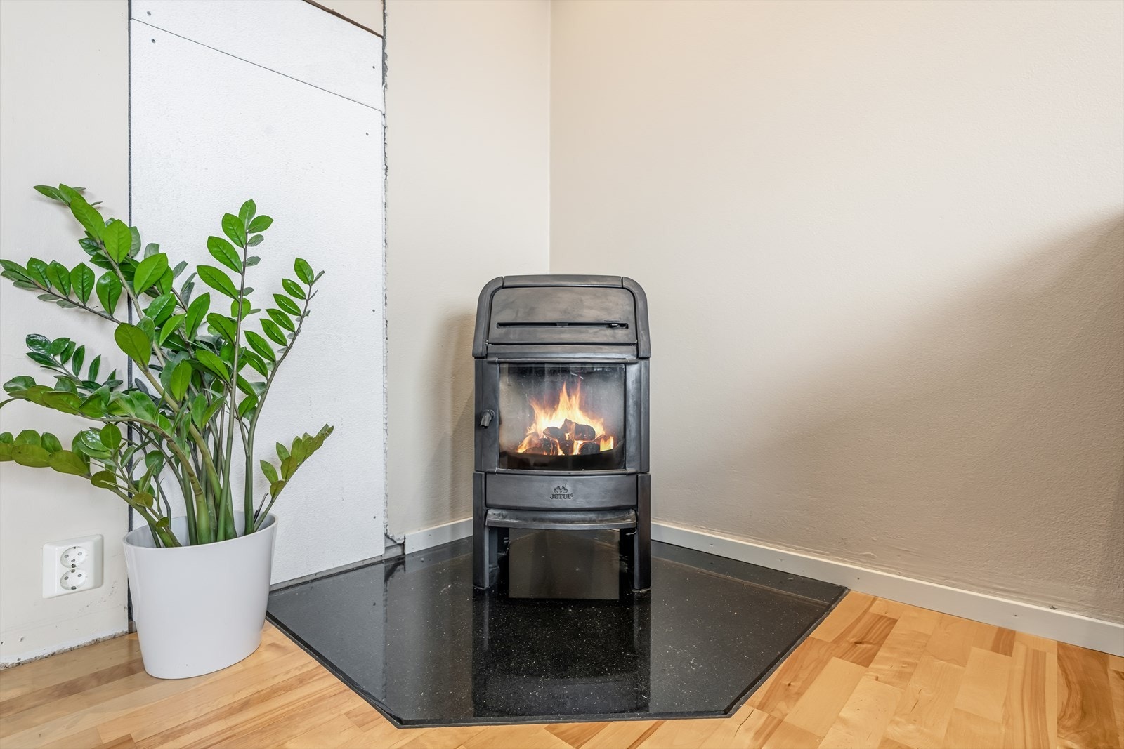 Boligen har et ildsted som fungerer som en stemningsskapende varmekilde på kjølige dager. Vedovnen tilfører både behagelig varme og ekstra hygge, og kompletteres av en effektiv luft-til-luft varmepumpe som bidrar til et jevnt og energieffektivt inneklima. Galleribilde