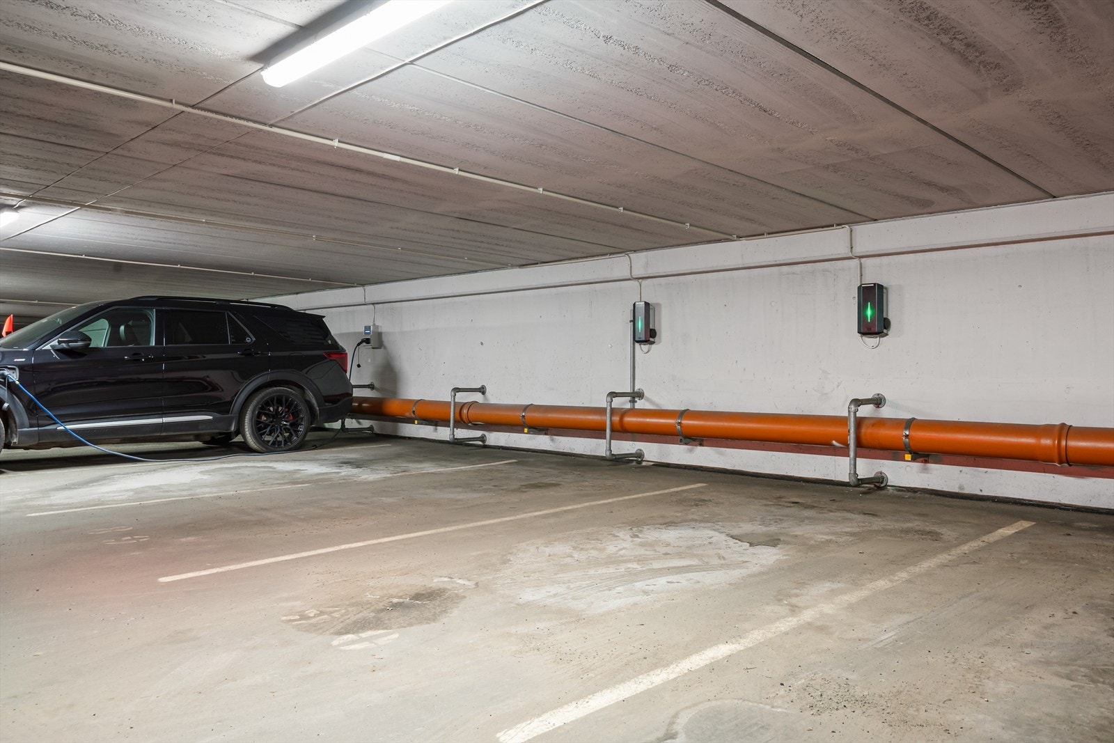 Med leiligheten følger en garasjeplass med lader i felles anlegg, noe som forenkler hverdagen. Galleribilde