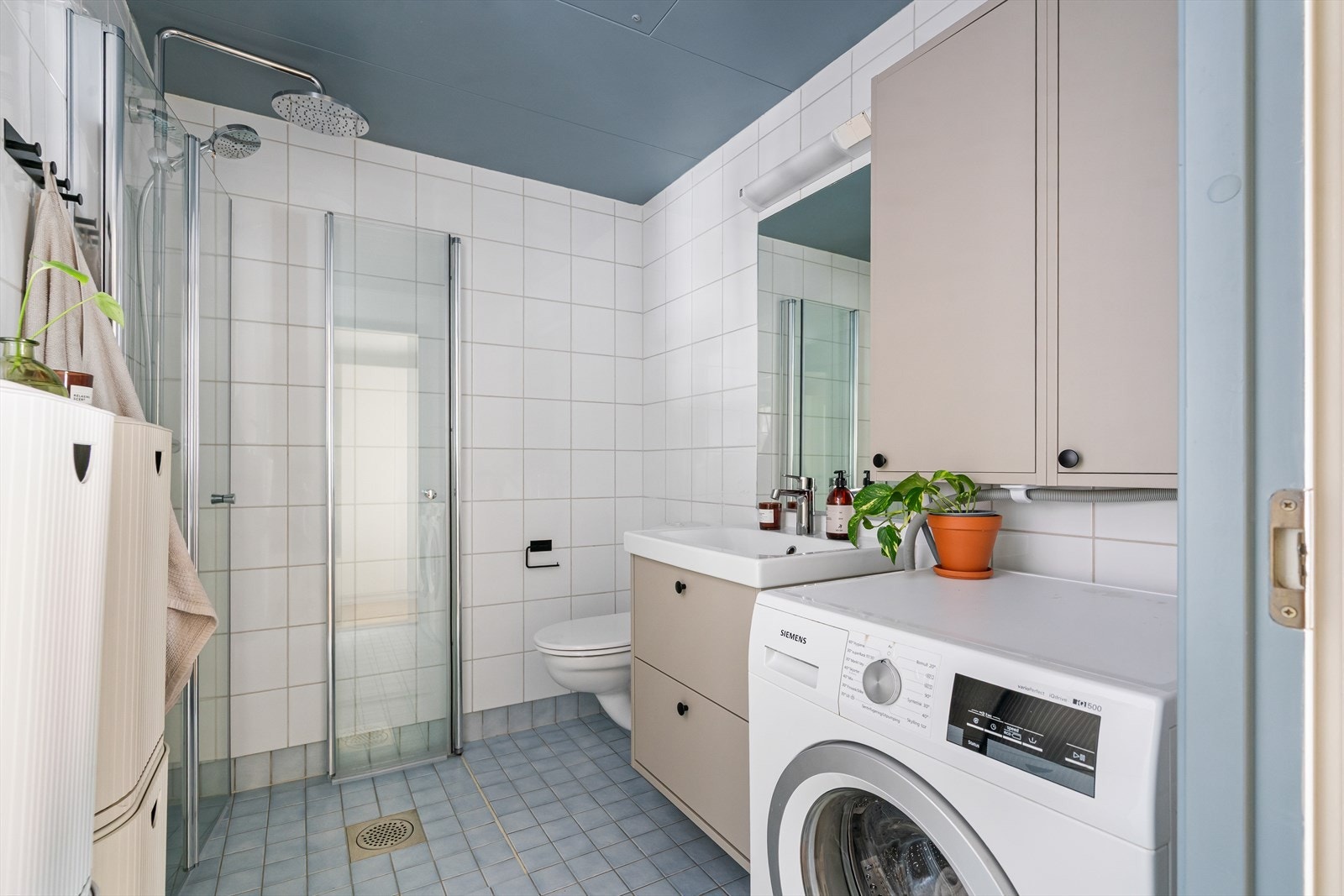 Badet er helfliset og utstyrt med gulvvarme for optimal komfort. Servantskap, vask og blandebatteri ble skiftet i 2024. Galleribilde