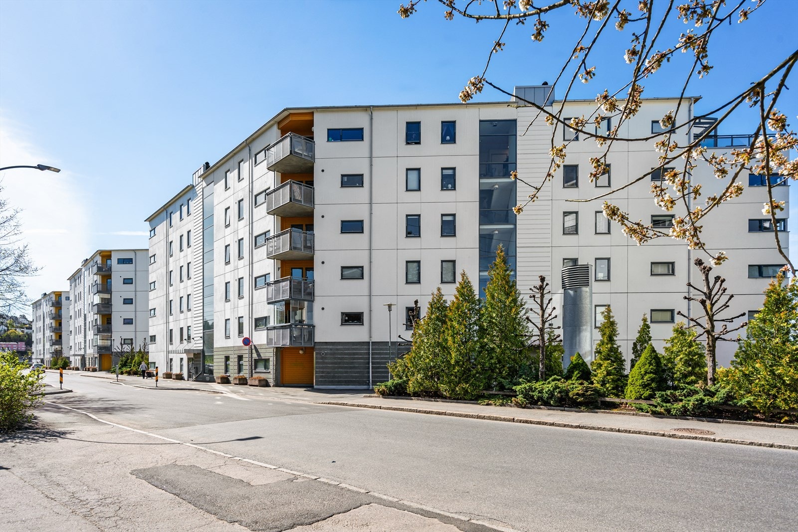 Leiligheten ligger i et moderne bygg fra 2004 på Etterstad, et skjermet og rolig boligområde med kort vei til alle byens fasiliteter. Galleribilde