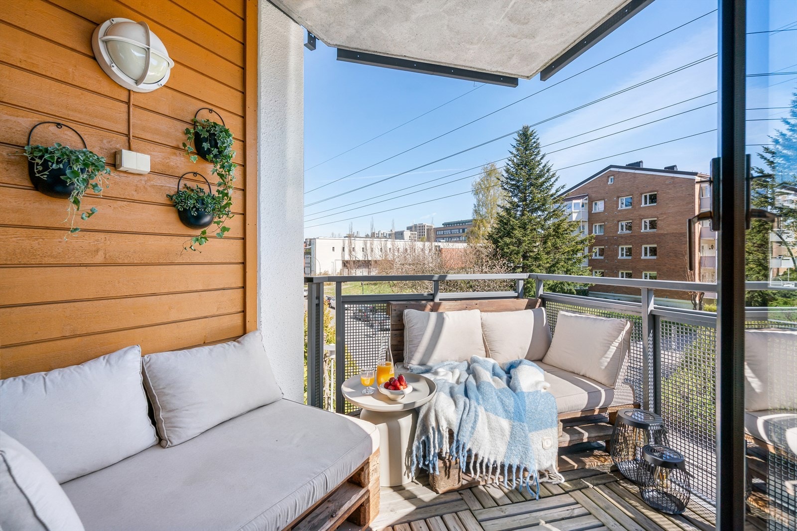 Balkongen har et areal på ca. 6 m² og har god plass til både utemøblement og grill. Galleribilde