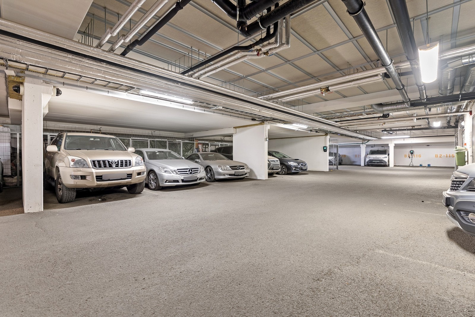 Det medfølger en parkeringsplass i felles garasjeanlegg, med heisadkomst direkte til etasjeplan. Galleribilde