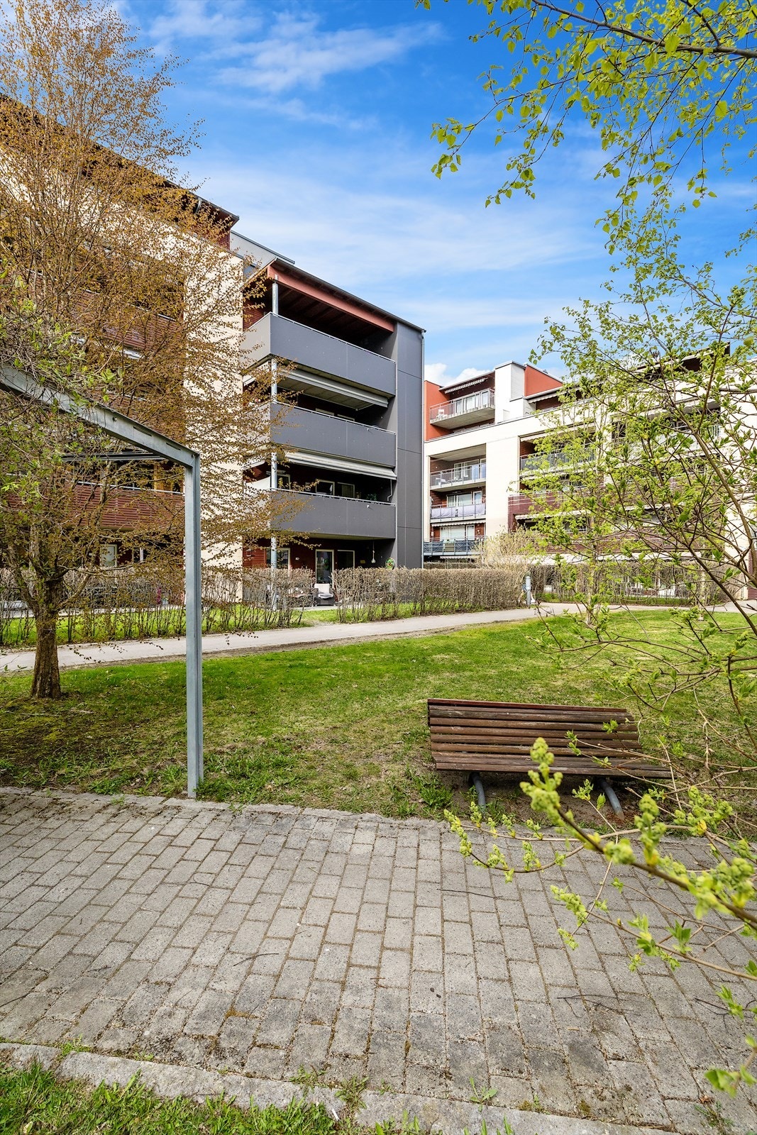 Bygget fra 2012 har fasader kledd med en kombinasjon av teglstein, murpuss og fasadeplater. Galleribilde