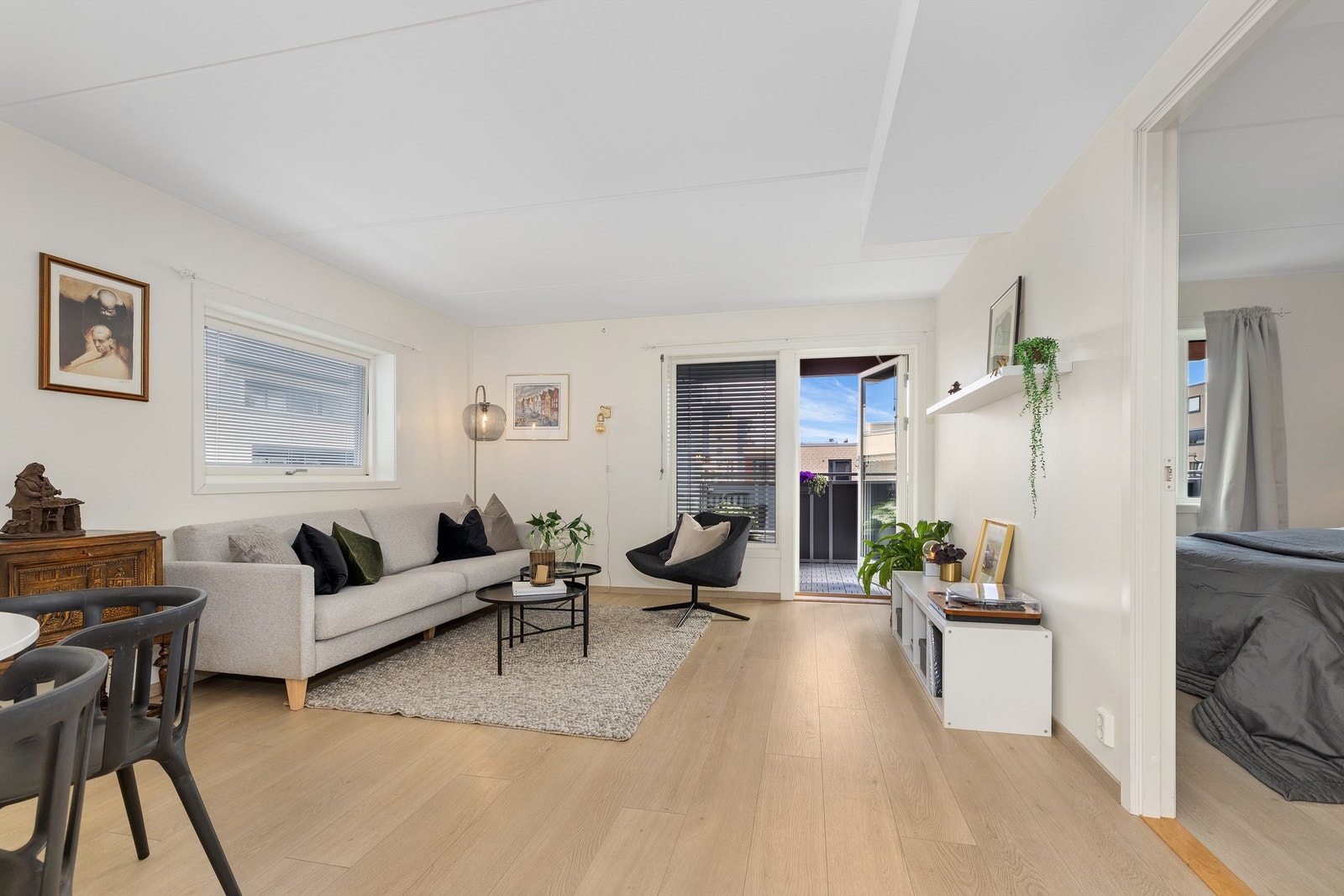 Stuen har god plass til både sofagruppe og mediamøbler. Galleribilde
