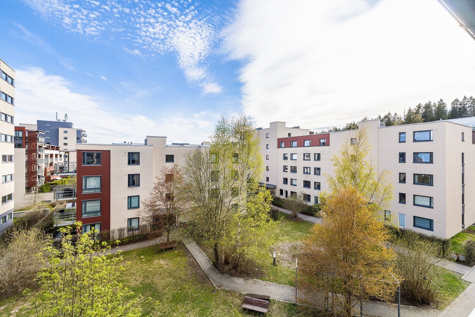 Fra leiligheten er det en åpen og hyggelig utsikt over de grønne fellesområdene. Galleribilde
