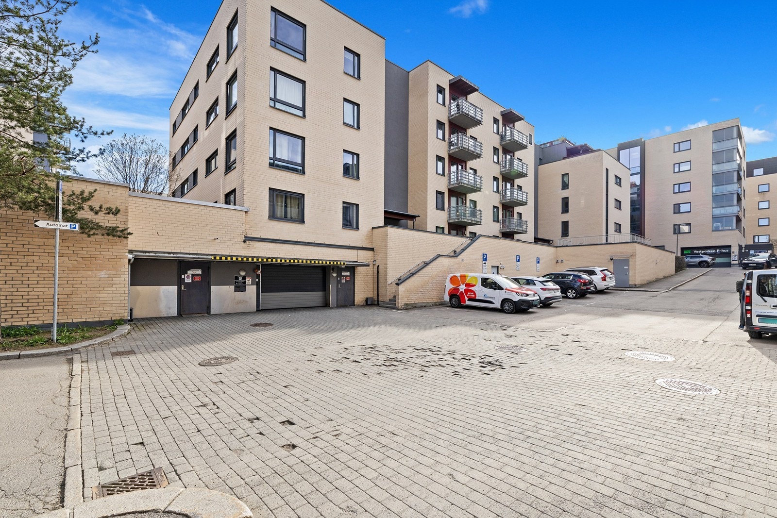 I tilknytning til garasjeanlegget disponerer leiligheten en bod på 2 m². Galleribilde