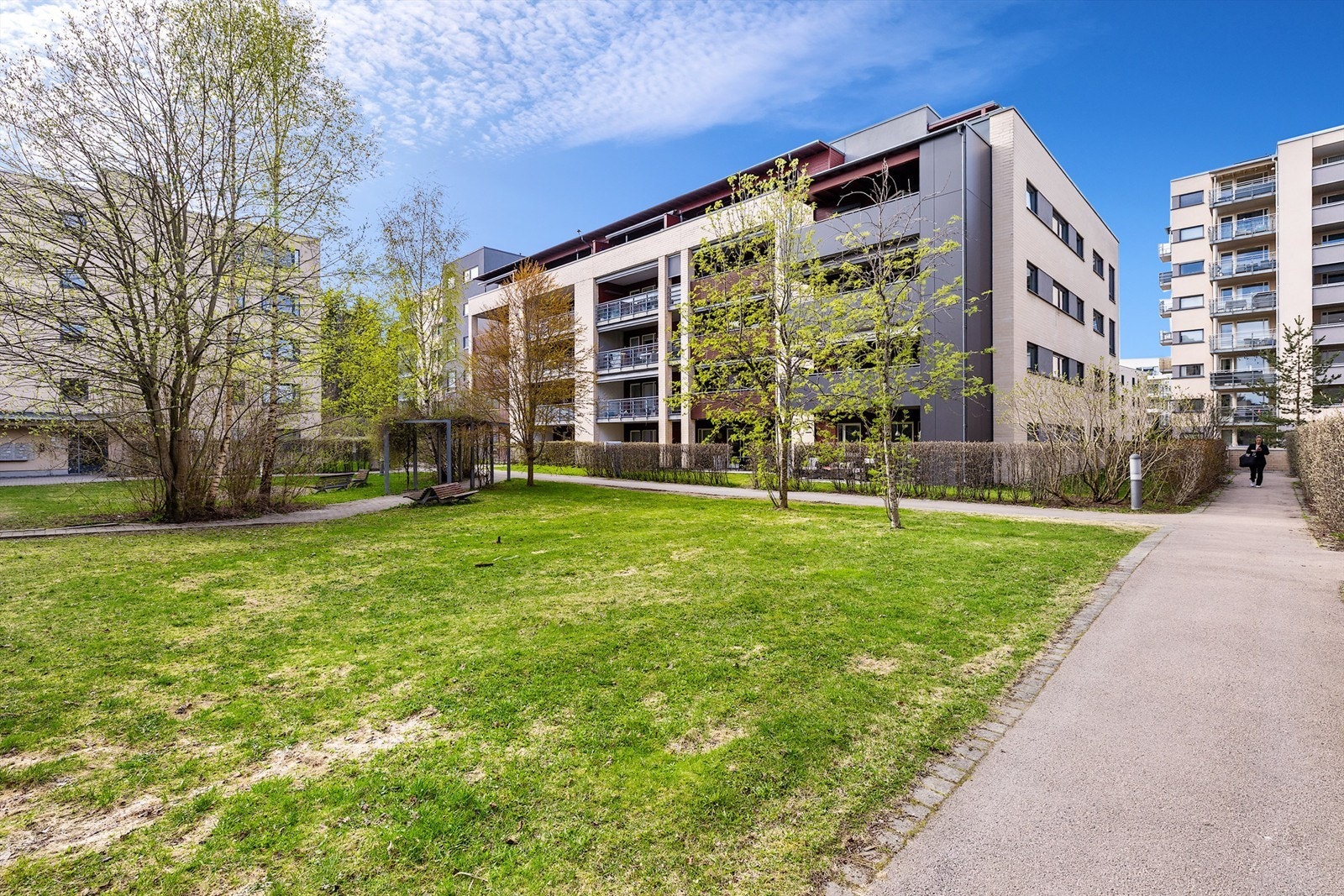 Sameiets fellesarealer er pent opparbeidet med plen, sittegrupper og lekeplass. Galleribilde