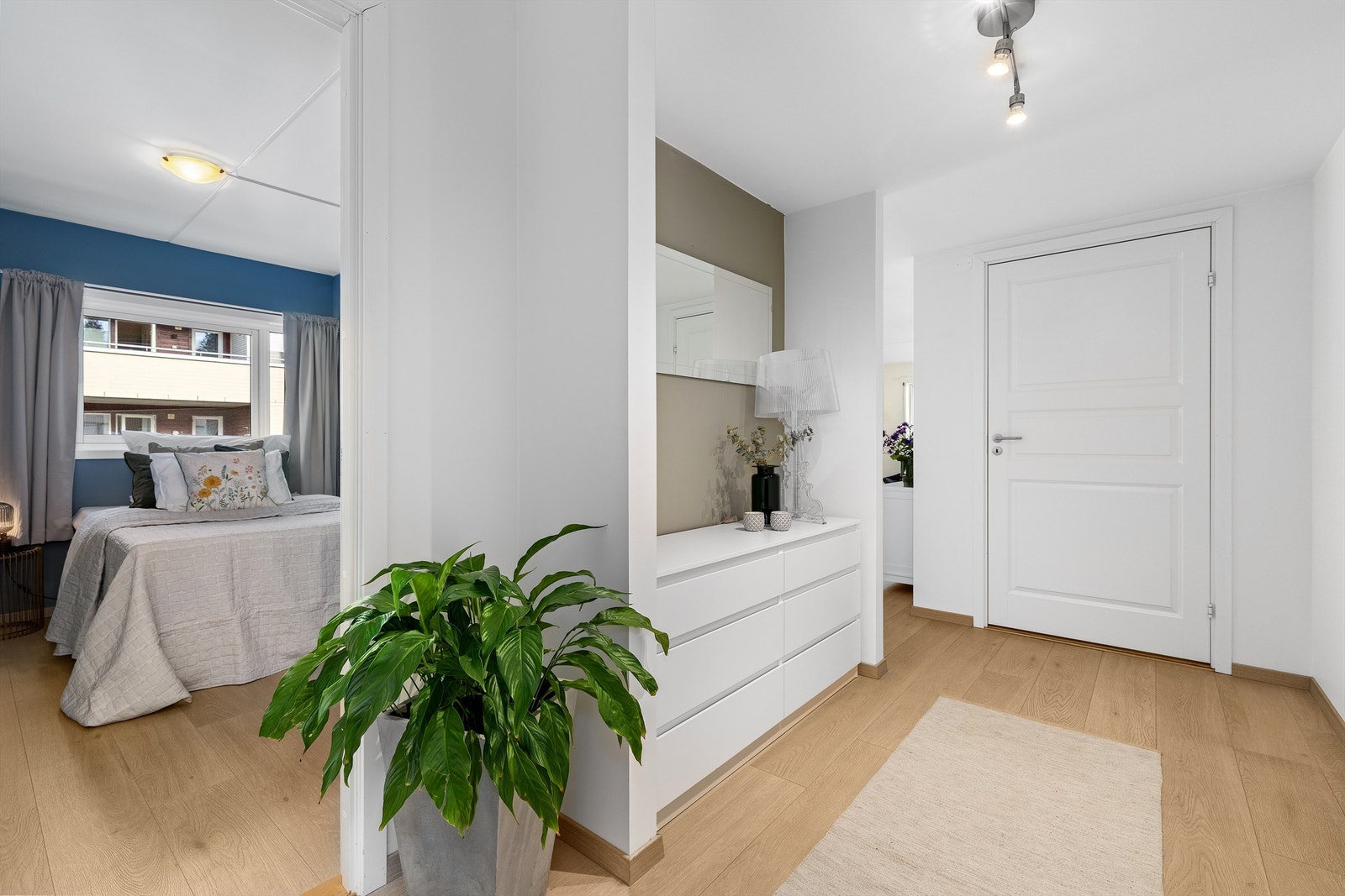 Entréen ønsker velkommen med god plass til å ta imot gjester. Herfra er det også tilgang til en praktisk innvendig bod. Galleribilde