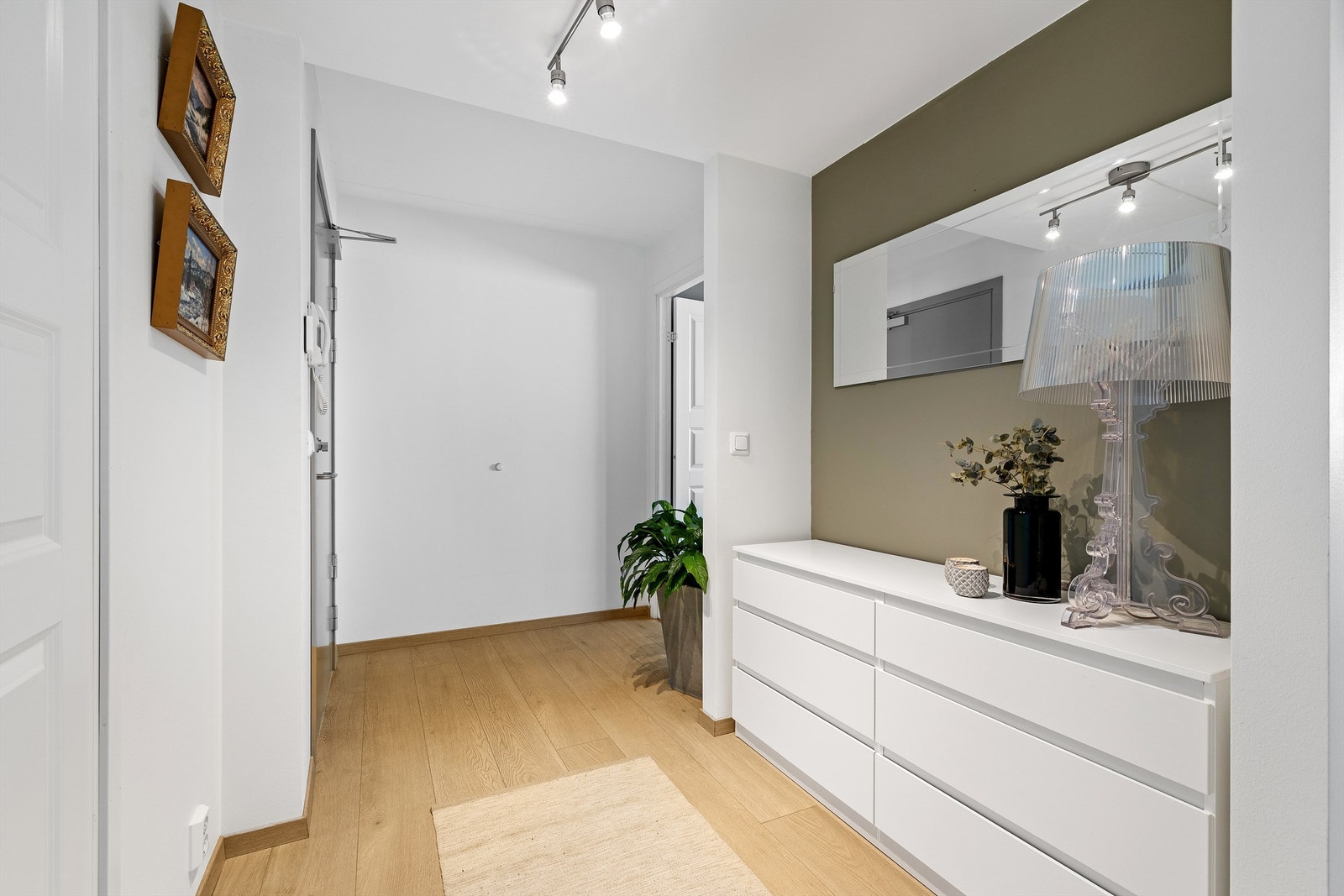 Gangen har plass til oppbevaringsmøbler og binder leilighetens rom sammen. Galleribilde