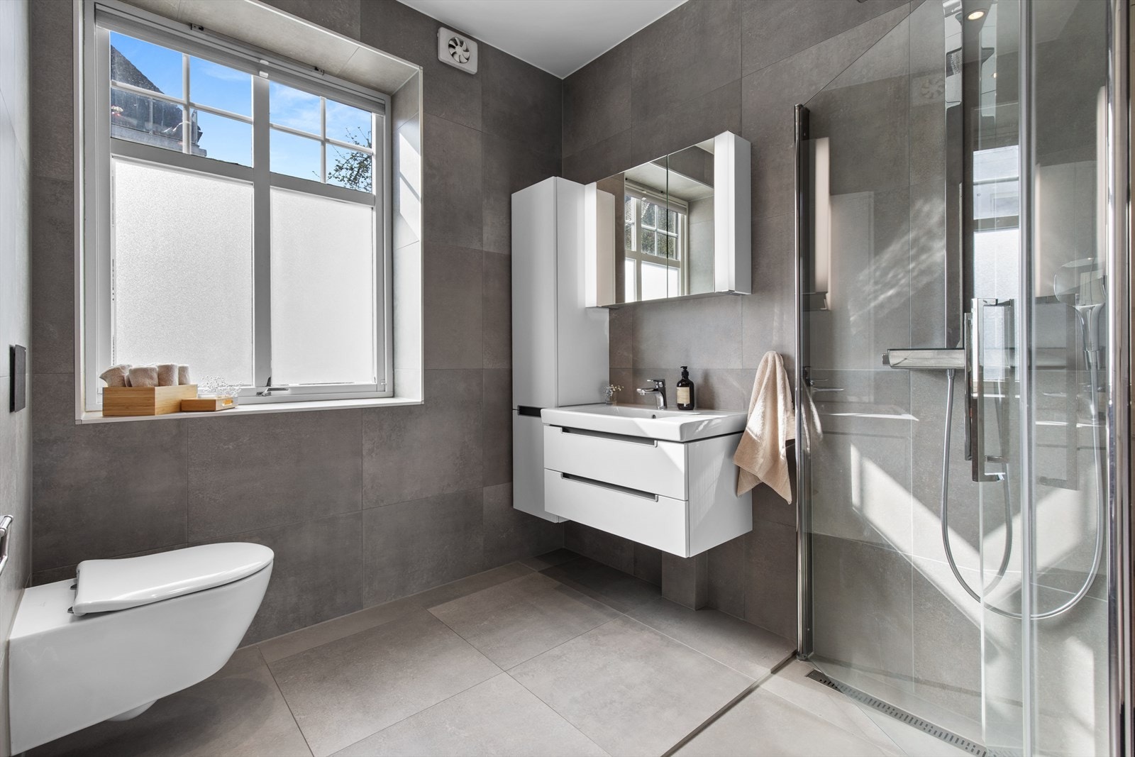 Badet ble bygget nytt i 2017. Et stort vindu sikrer rikelig med naturlig lys. Galleribilde