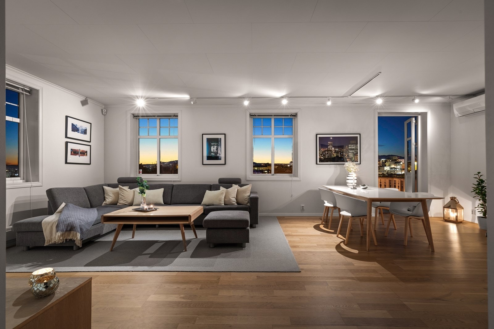 Uten gjenboere og innsyn i front byr huset på en flott kombinasjon av utsikt og privatliv. Galleribilde