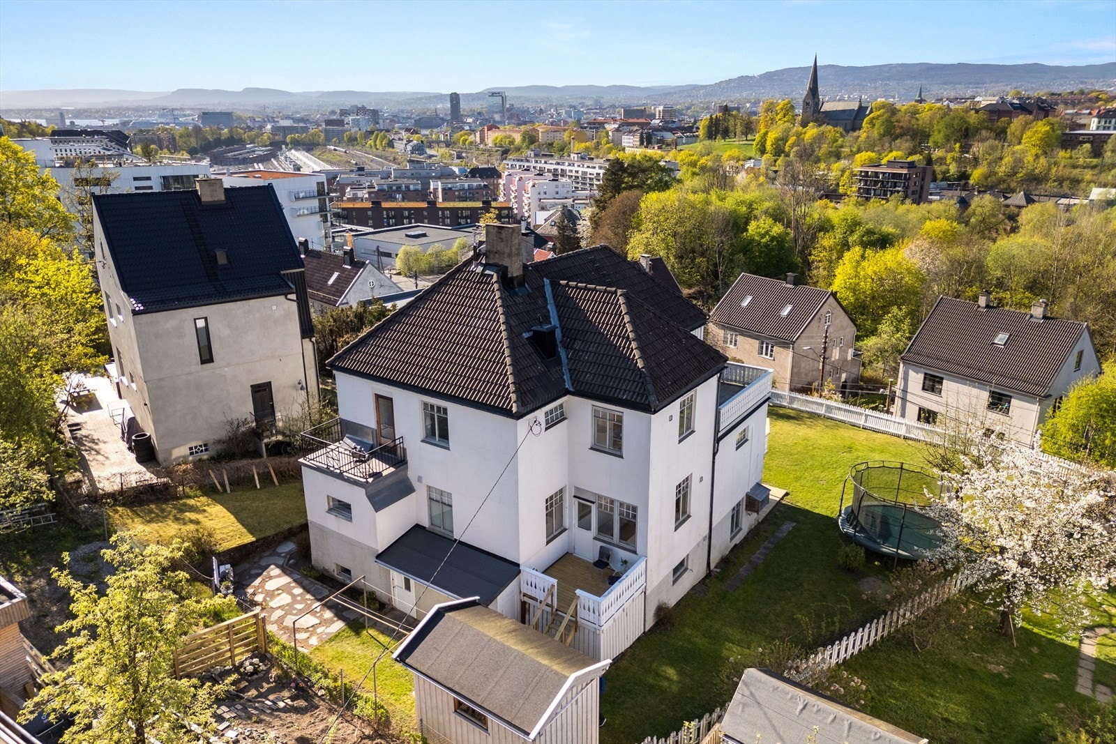 Huset ligger tett på sentrum og fjorden. Galleribilde