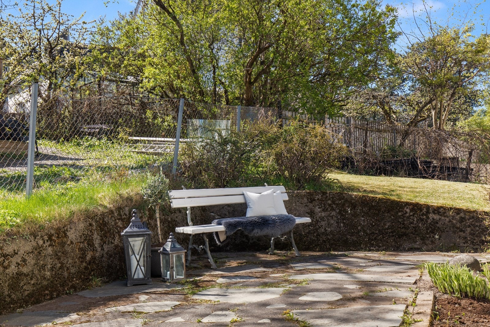 Hyggelig steinsatt uteplass i bakkant av huset. Galleribilde
