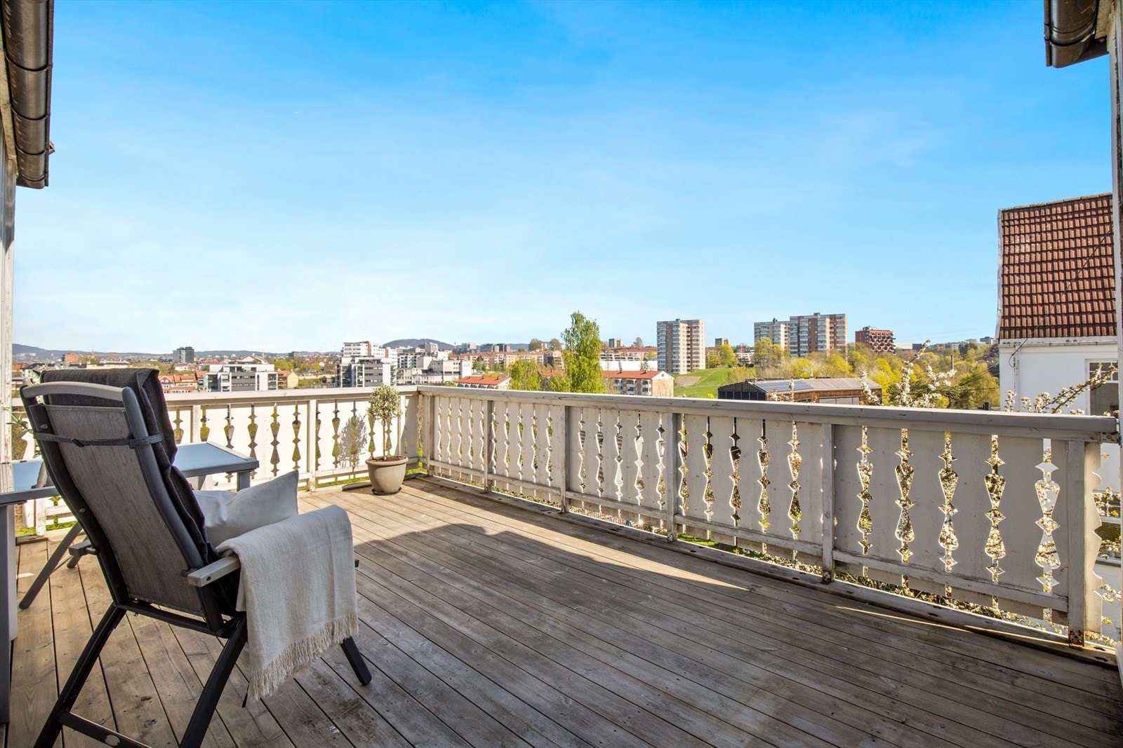 Fra stuen er det utgang til en romslig terrasse på 14 m2. Galleribilde