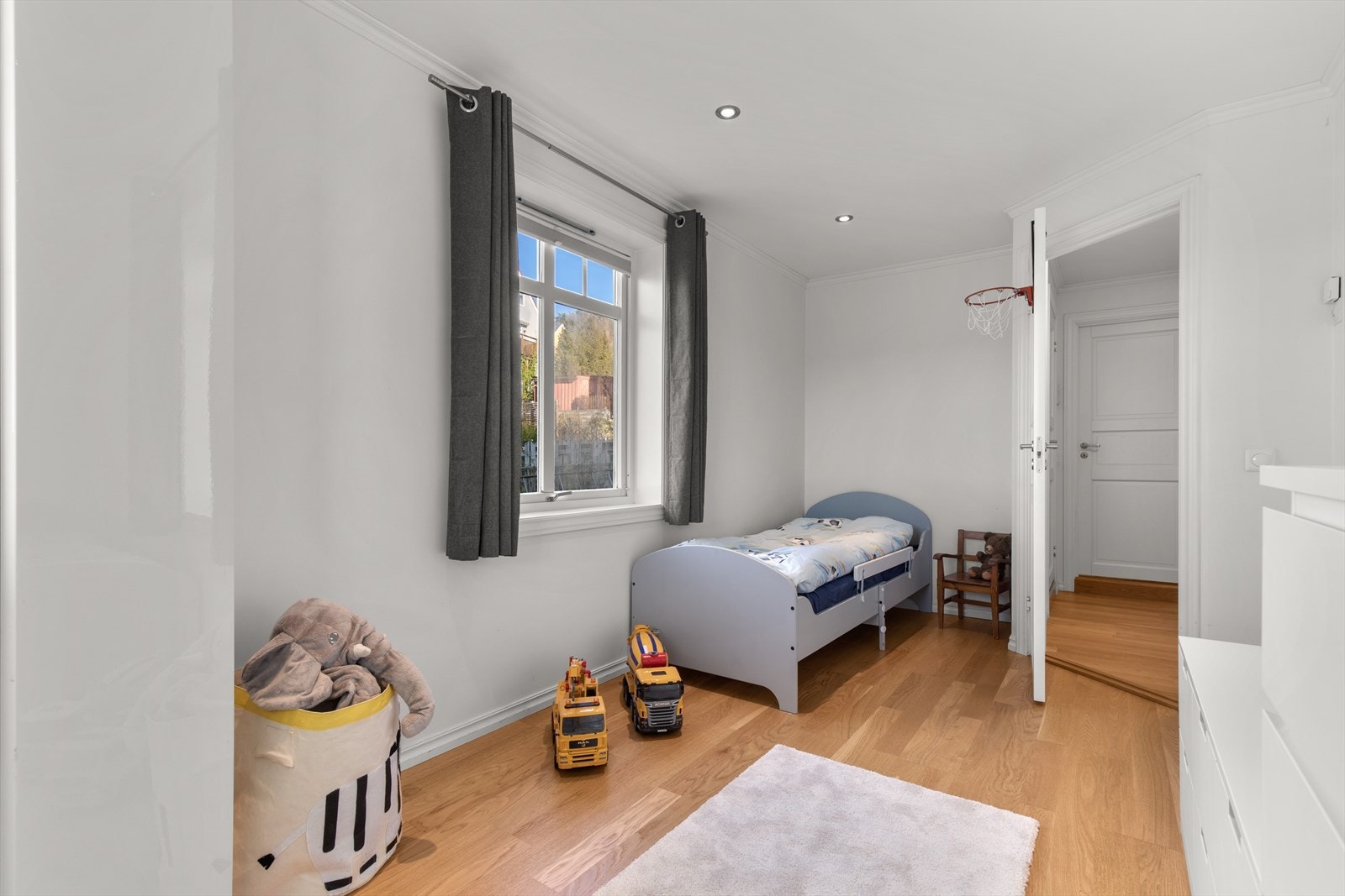 Det er varme i gulv i alle 3 soverom i underetasjen, i tillegg til på badet, i gangen og i deler av trappegangen. Galleribilde