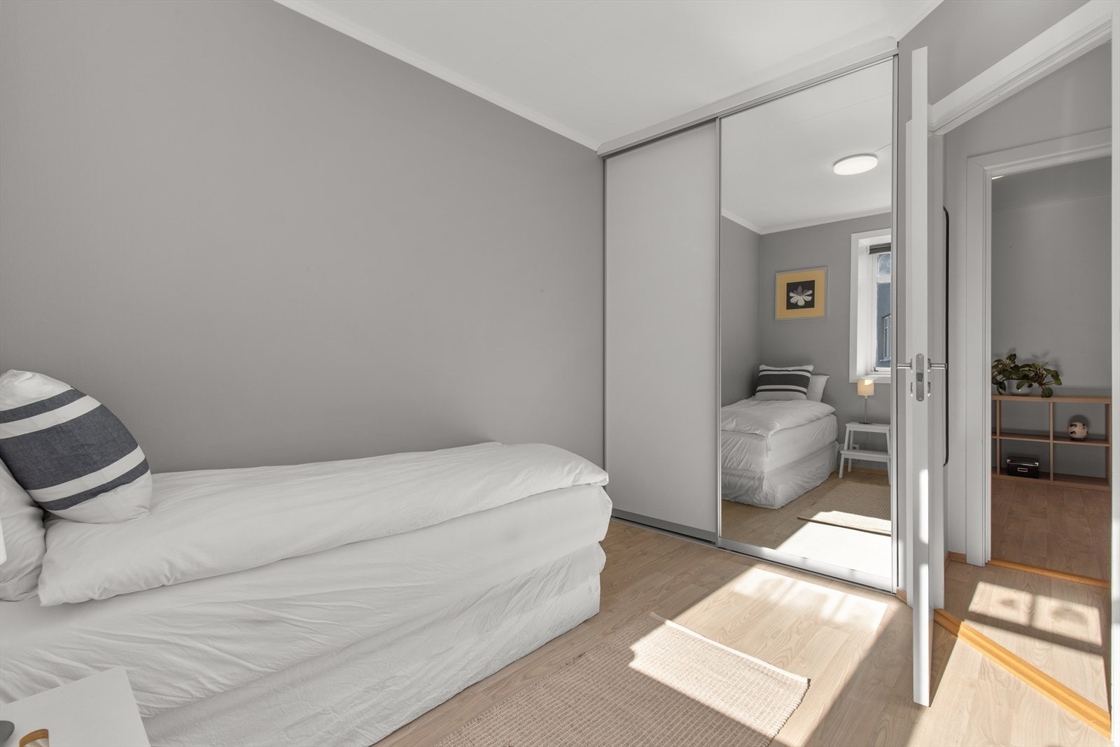Det er en romslig garderobe på soverommet. Galleribilde