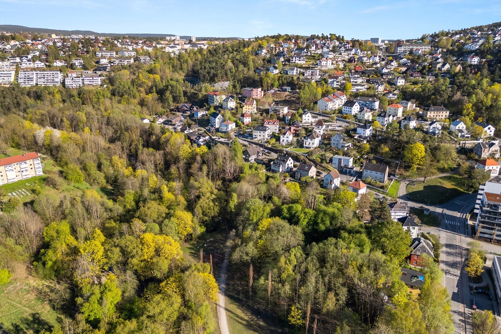 Nabolaget er veletablert og stabilt, og det er sjelden husene er for salg. Ofte beholdes de i familiene gjennom generasjoner. Galleribilde