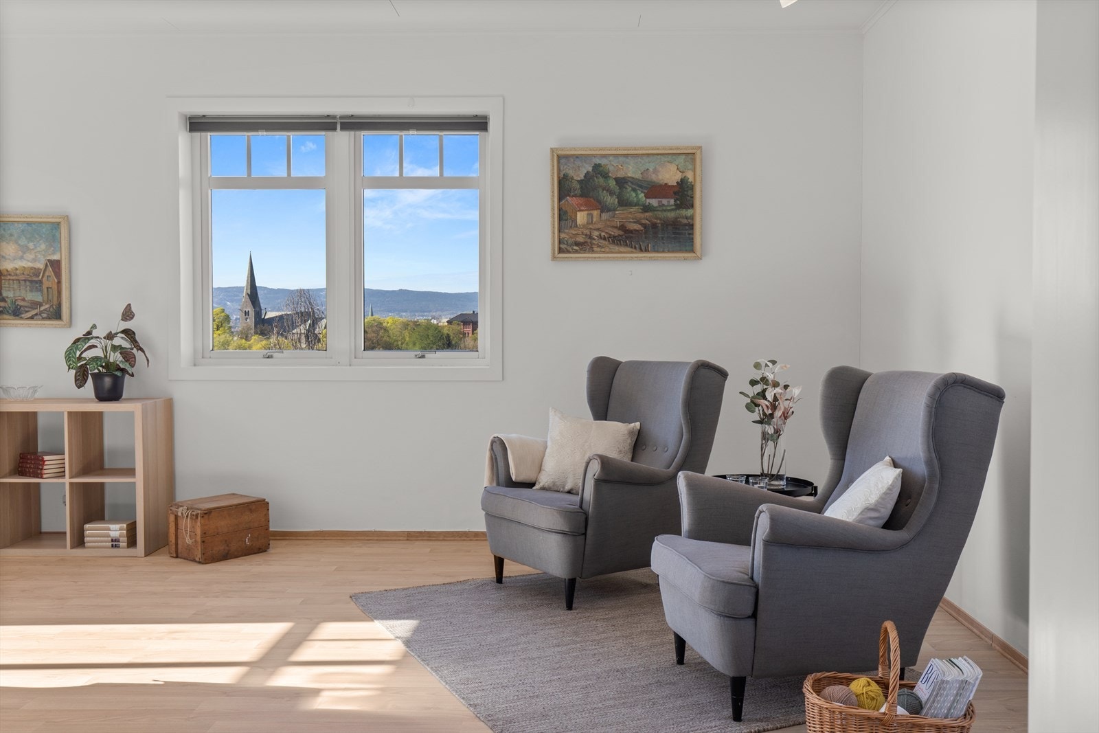 Det er lett å bli sittende foran vinduene og drømme seg bort i utsikten. Galleribilde