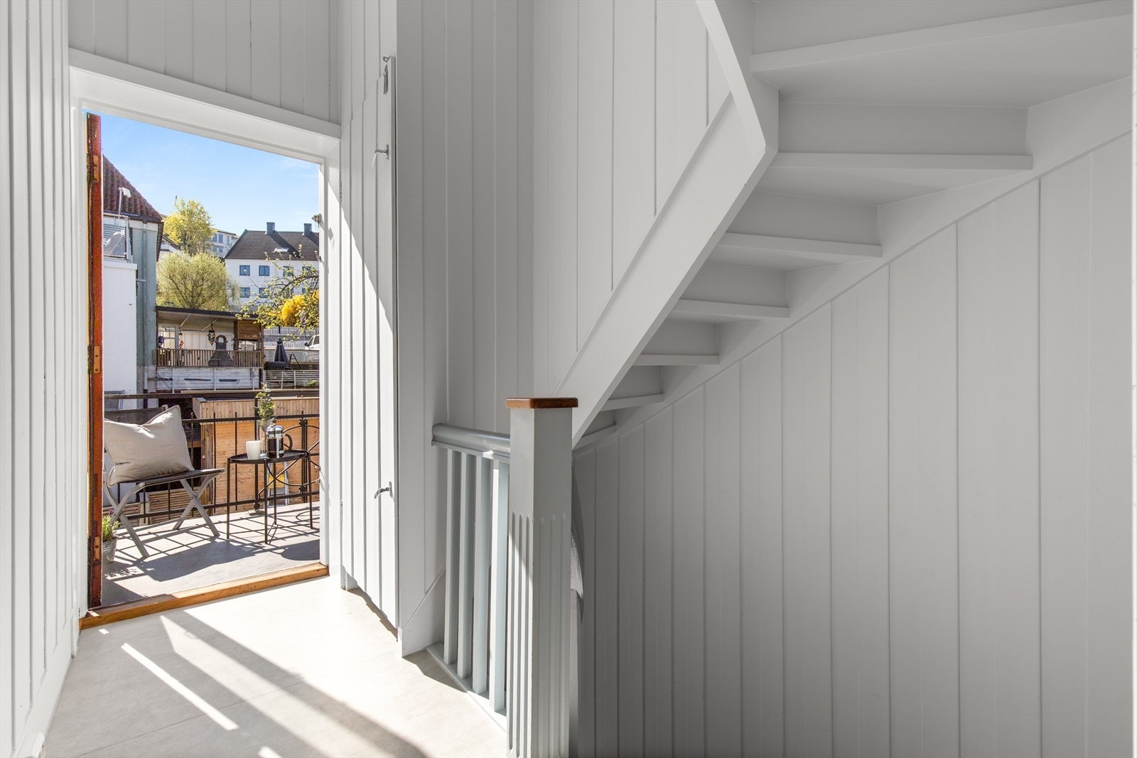 I 2. etasje er det adkomst til en av etasjens to balkonger. Galleribilde