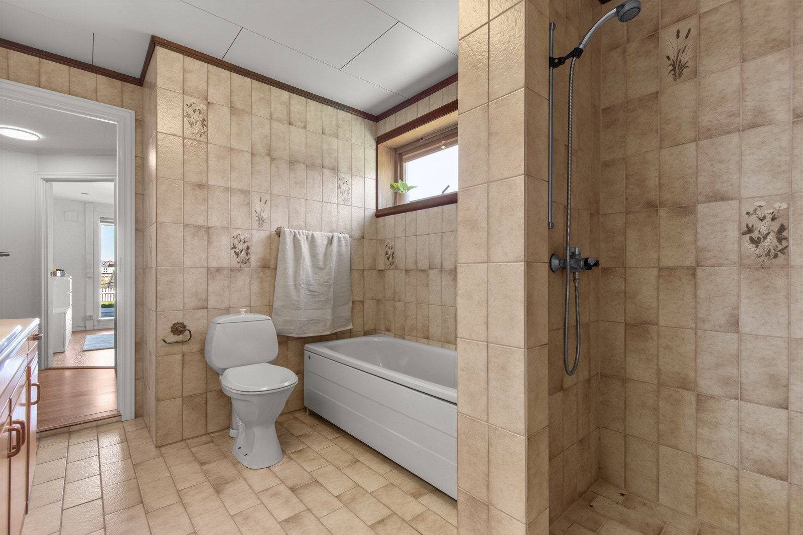Badet har vindu og fint lysinnslipp. Vegg i vegg ligger husets vaskerom. Galleribilde