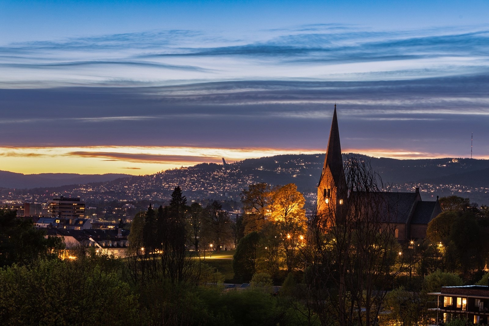 Nydelig og usjenert utsikt utover byen og mot Vålerenga kirke og Holmenkollen både inne fra huset, ute fra hagen og terrasser. Galleribilde