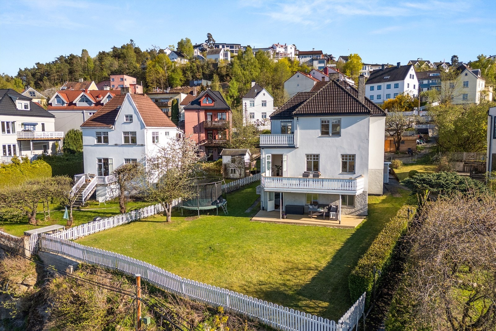 Tomten er på hele 699 kvm, er flat og pent opparbeidet og har 27 kvm overbygget terrasseplatting i front av huset. Galleribilde