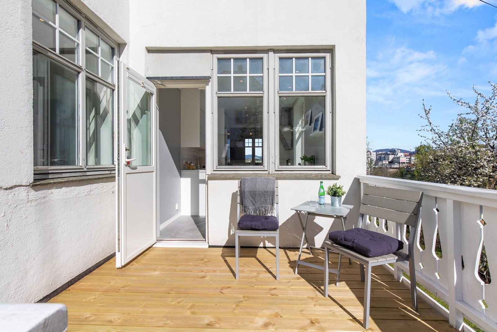 Terrassen utenfor kjøkkenet har morgensol og er en fin plass å nyte frokost og morgenkaffe. Galleribilde