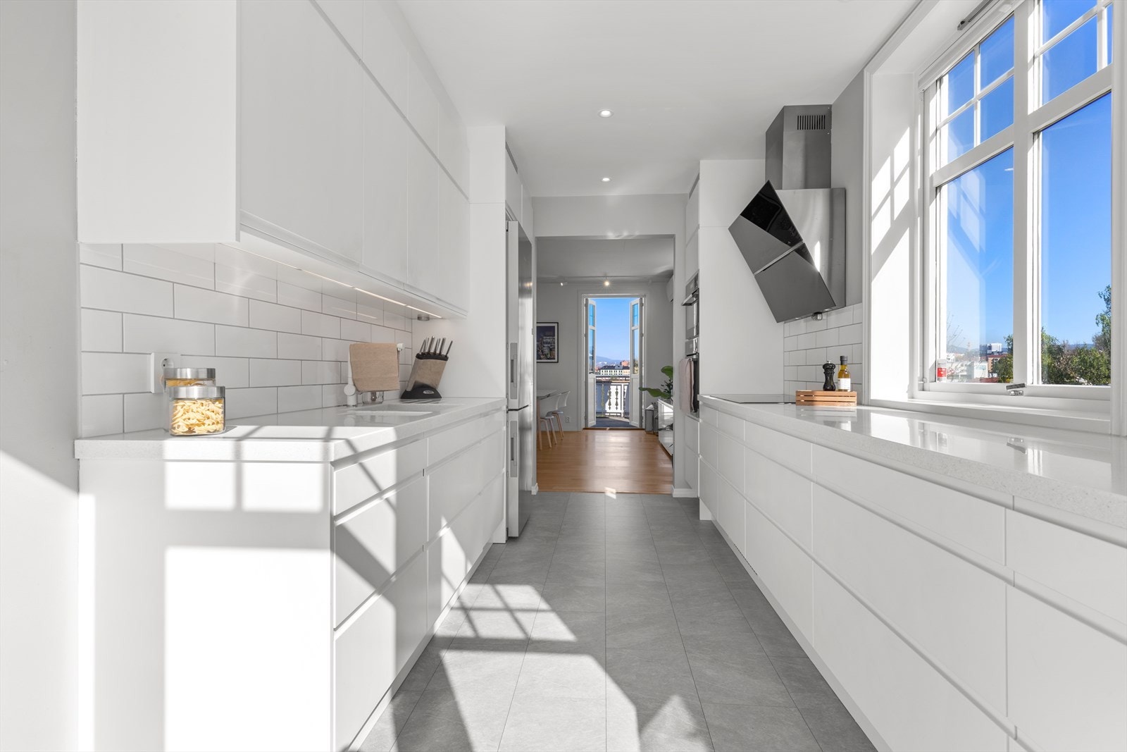 Det er mye benkeplass, adskilt koke og vaskesone, helstøpte benkeplater og varme i gulvet. Galleribilde