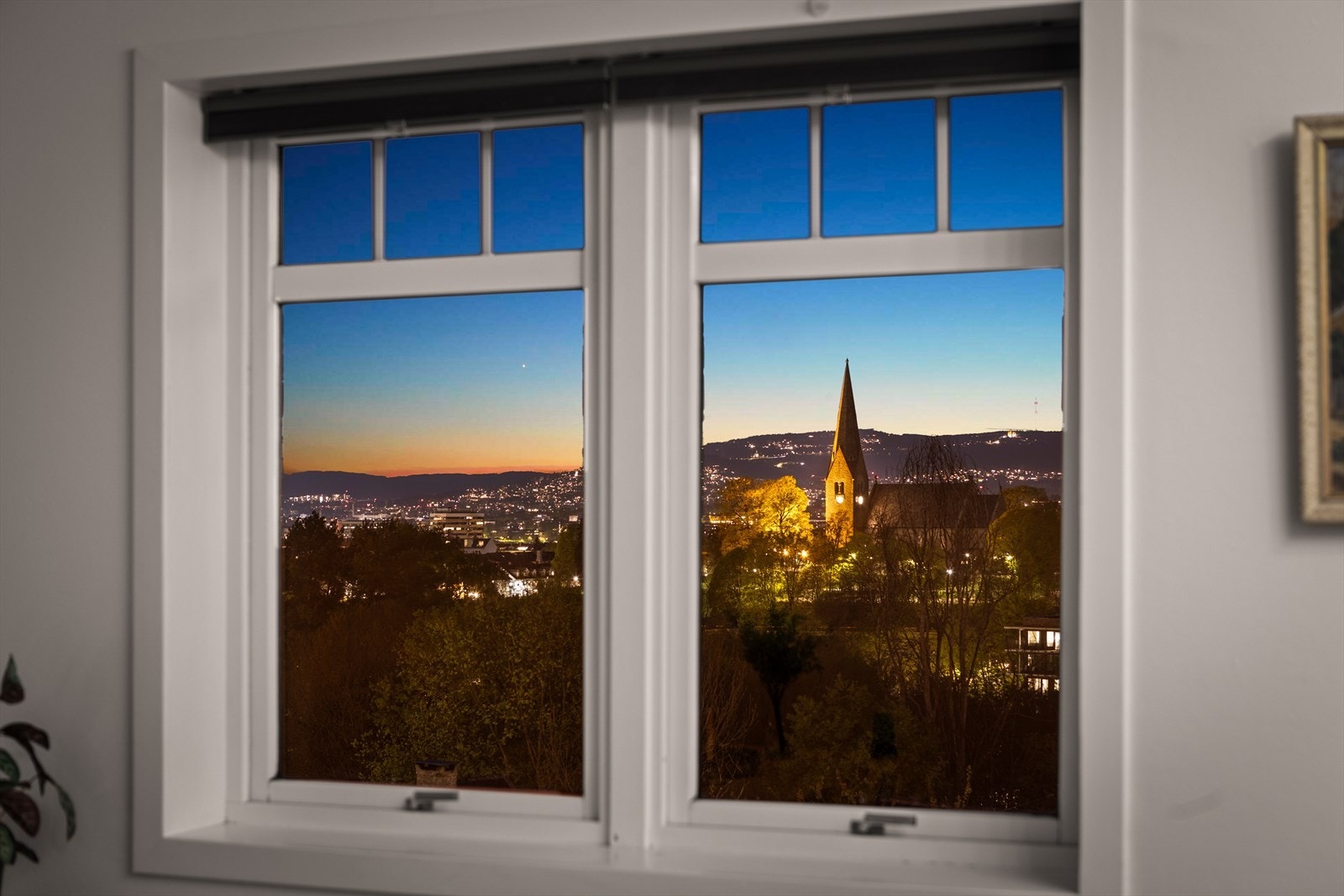 Både ute fra hagen og inne fra huse kan man nyte vakre solnedganger. Galleribilde