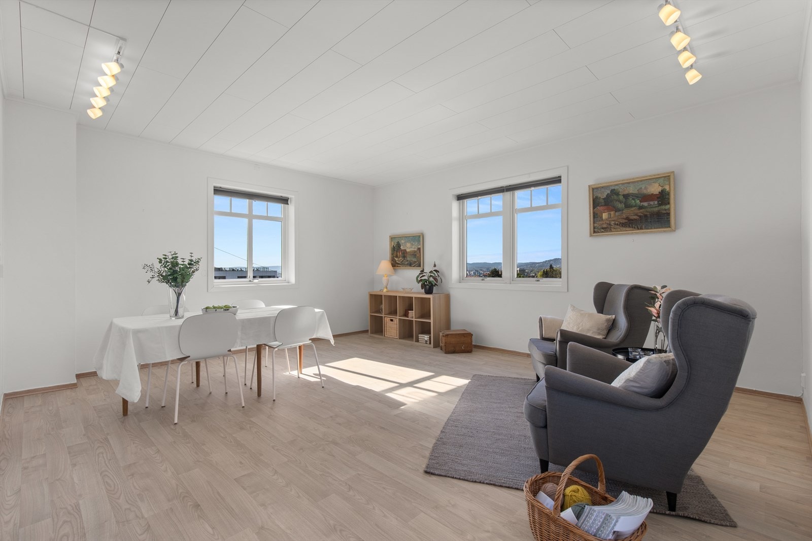 Luftig stue med 2,69 meter takhøyde og store vinduer med utsikt over byen. Galleribilde