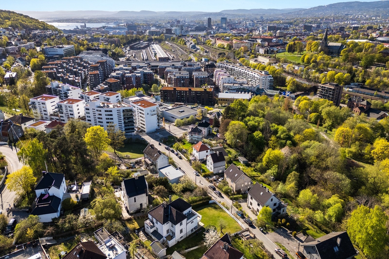 Kværnerkolonien ble anlagt som en hageby og består av 28 hus i enkel Jugendstil oppført som funksjonærboliger for Kværner bruk. Galleribilde