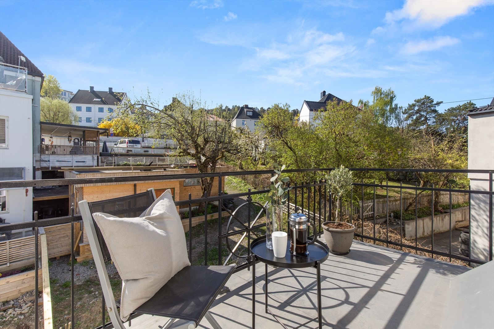 Huset har 5 verandaer/terrasser i flere etasjer og himmelretninger som sikrer sol alle tider på dagen. Galleribilde