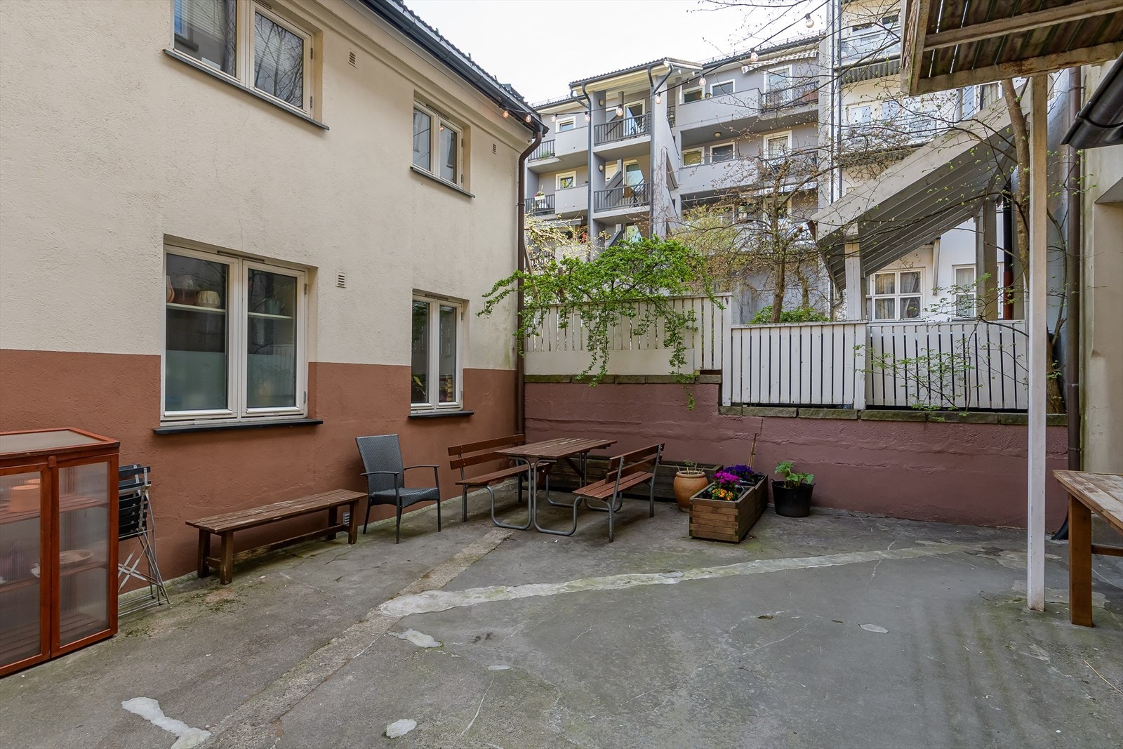 Borettslaget har en felles bakgård med sittegrupper Galleribilde