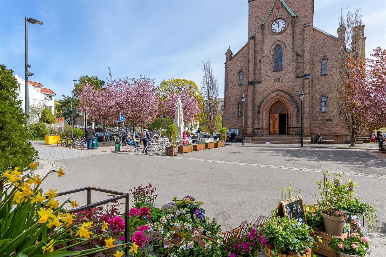 På torget ved Torbjørn Egners plass finner du Kampen Kirke og flere koselige kaféer! Galleribilde