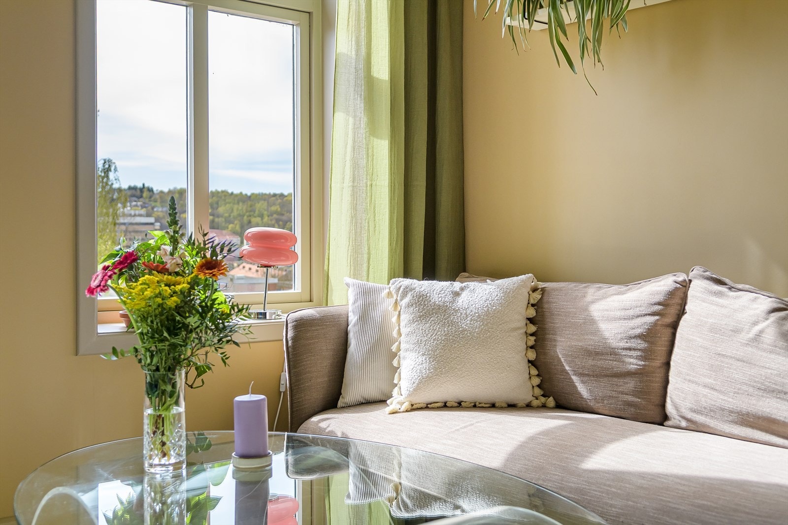 Store vindusflater gir godt med naturlig lys inn i stuen Galleribilde